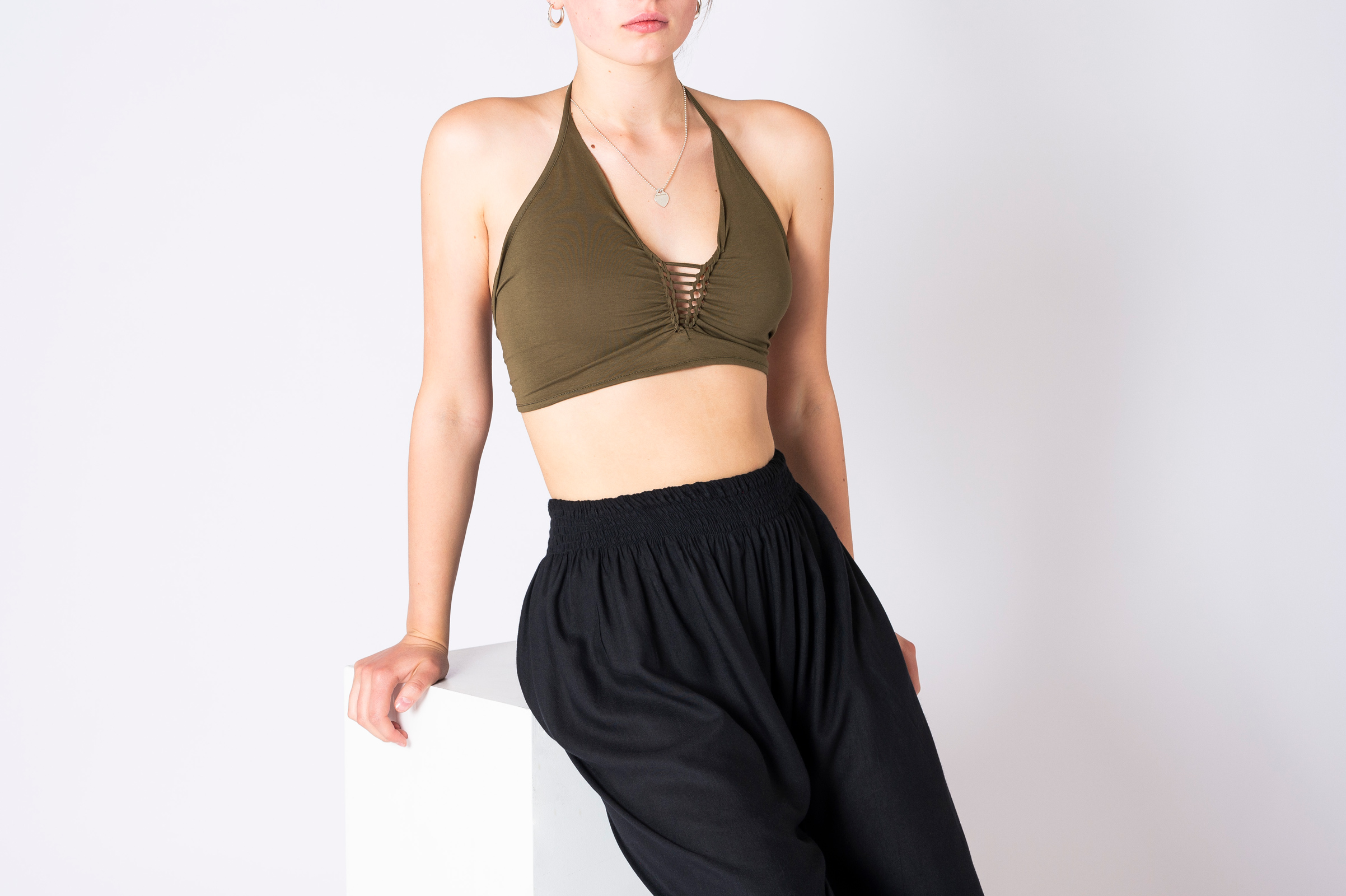 Bikinioberteil Splice in olive Frau sitzend