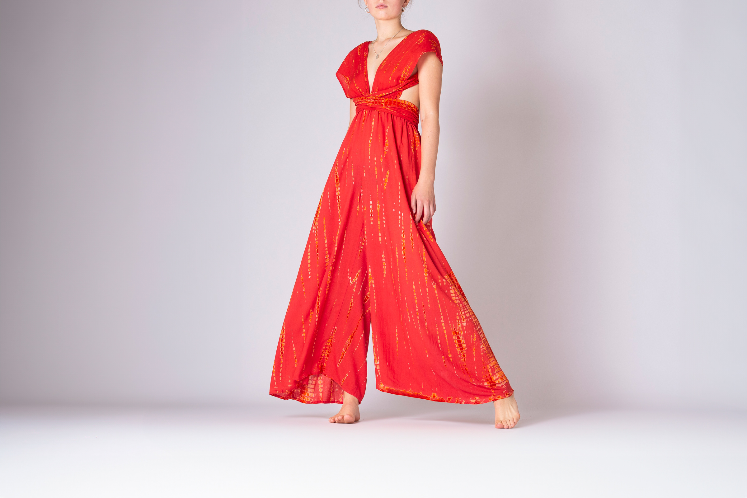 Hosenkleid Tie-Dye in rot orange Frau stehend