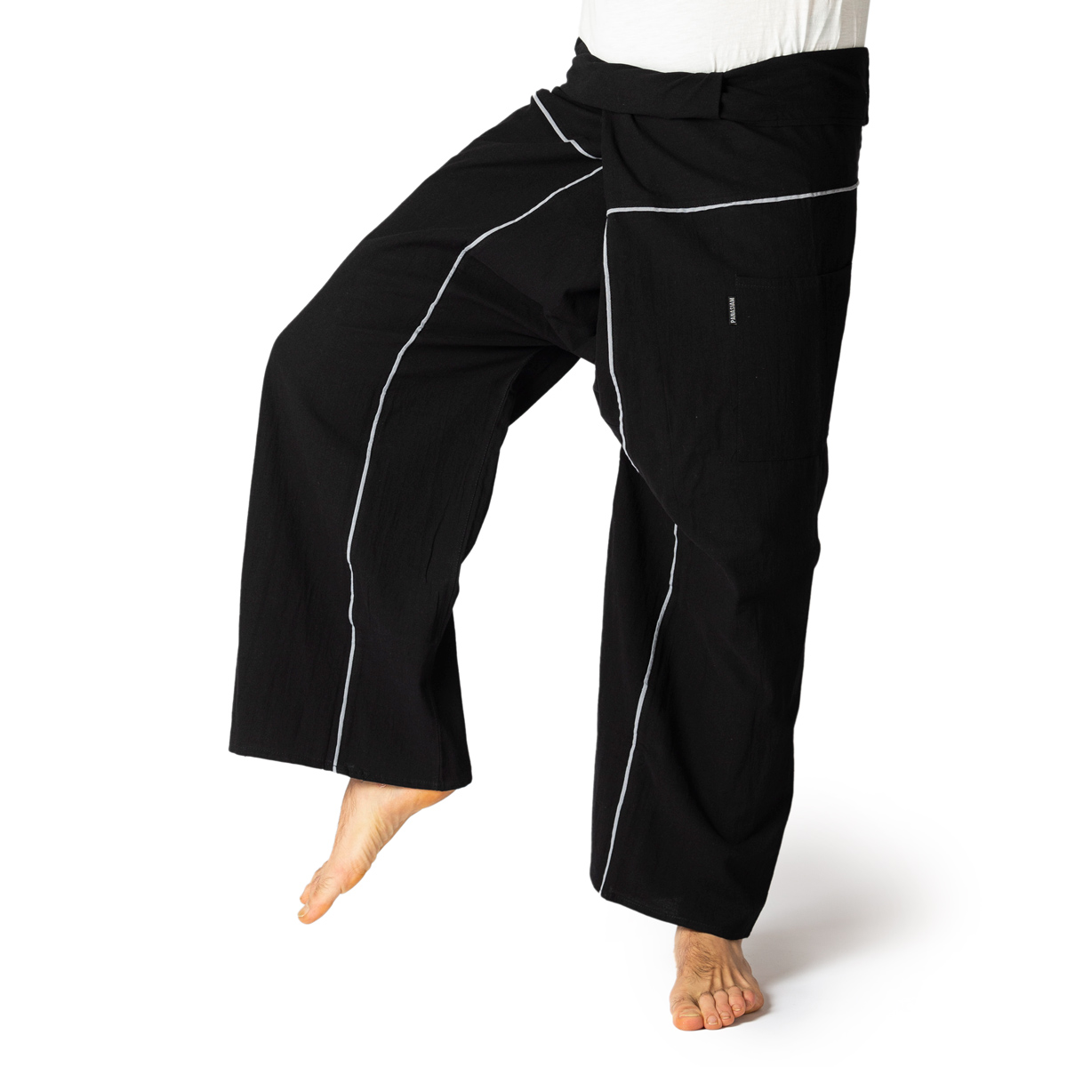 Model trägt schwarze PANASIAM Thai Fischerhose Streifen mit flexiblem Wickelbund, lockerem Bein und feinen Kontraststreifen – ideal für Yoga, Beach und Massage.
