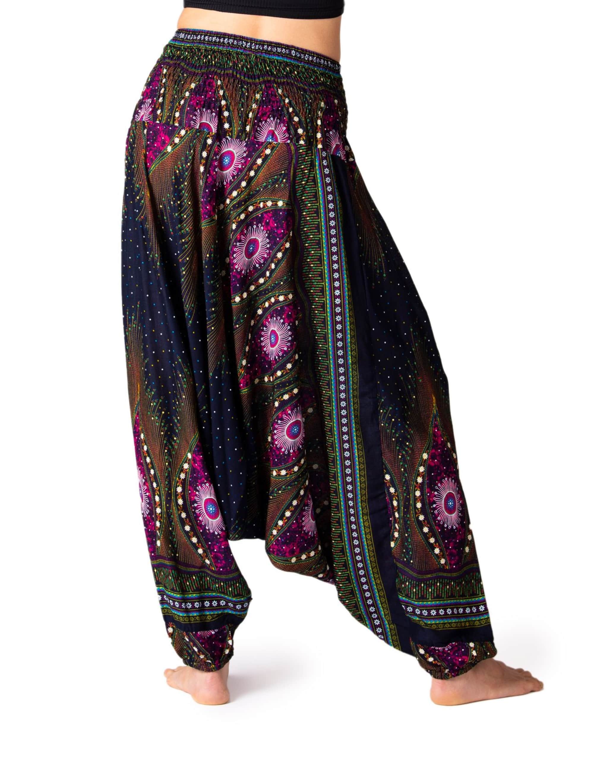 PANASIAM Aladinhose Peacock, locker fallende Boho-Haremshose mit Pfauenmuster in Dunkelblau, Pink und Grün, ideal für Yoga, Tanz und Freizeit, für Damen und Große bis 2 m