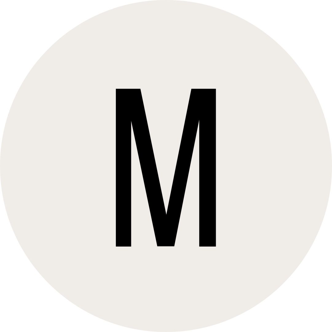 Schwarzer Buchstabe M auf rundem, hellgrauem Hintergrund als Größenkennzeichnung für Produktgröße Medium