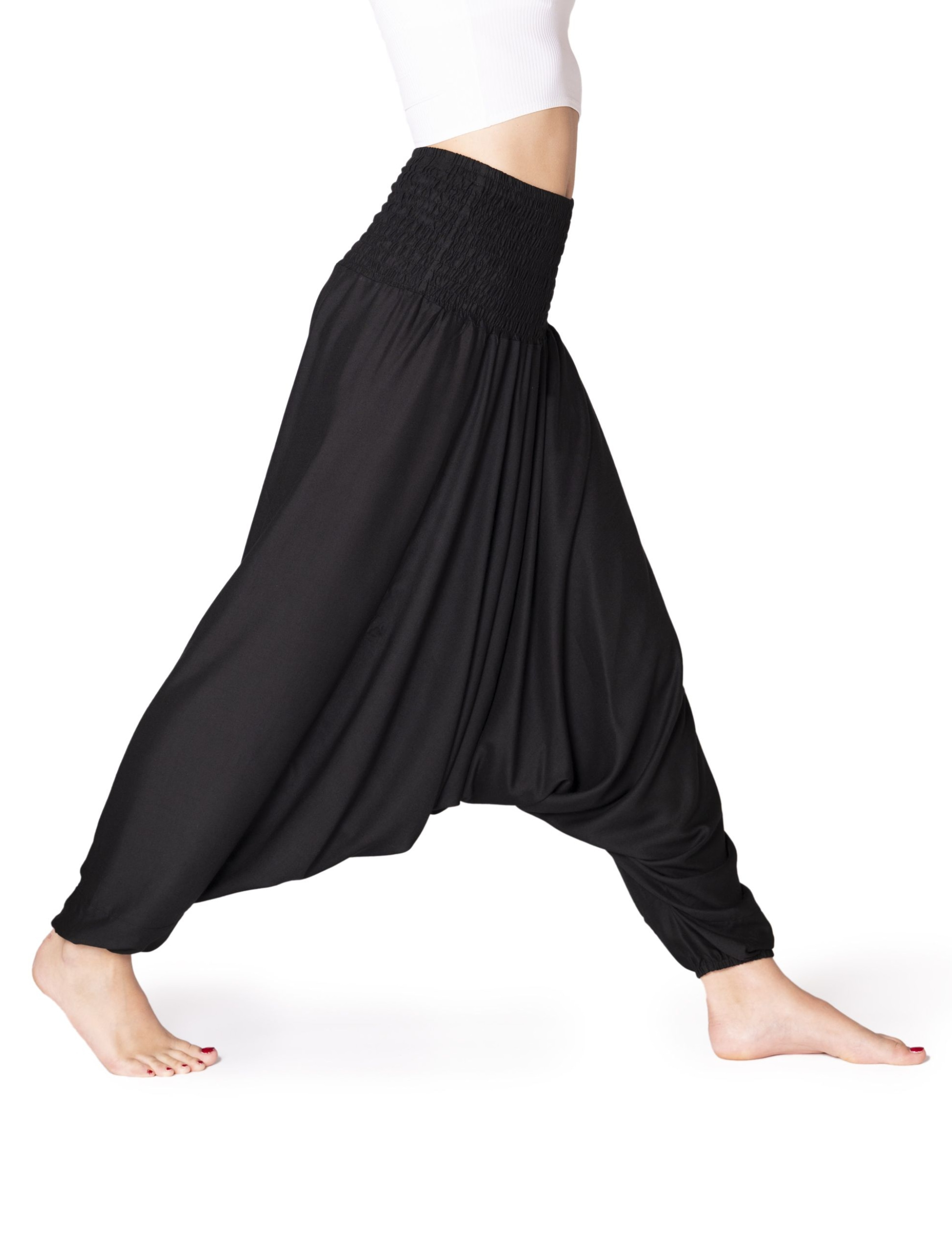 Model trägt schwarze PANASIAM Aladinhose Einfarbig mit weitem Schnitt und elastischem Bund aus weicher Viskose, ideal für Yoga, Festival und Alltag.