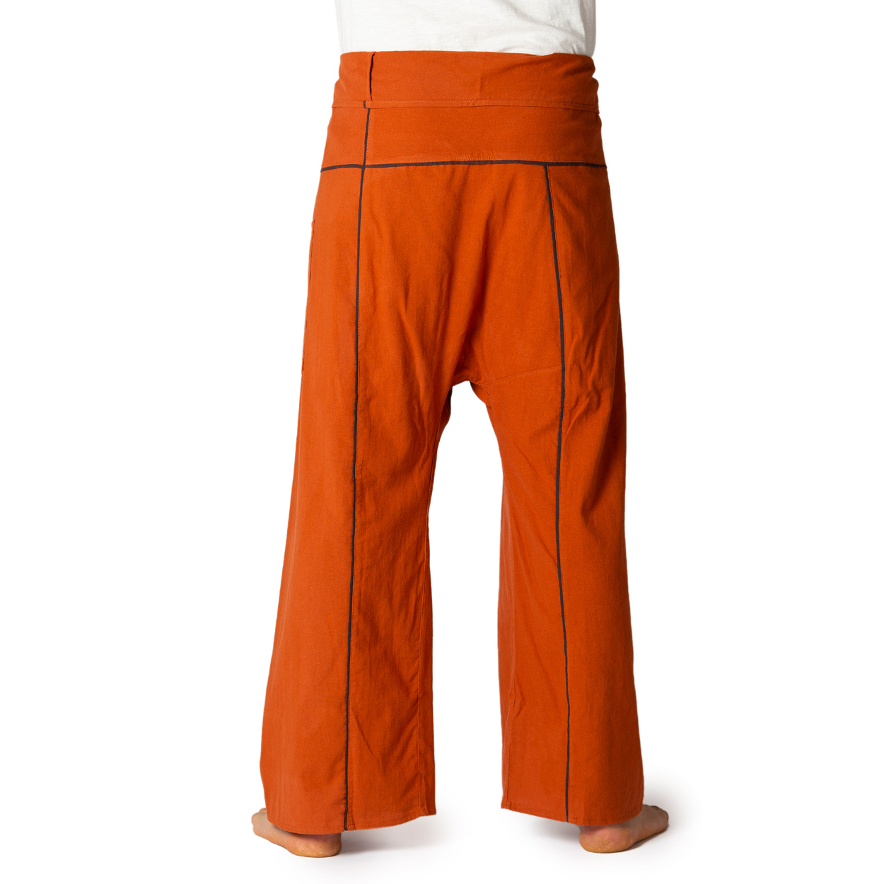 Rückansicht der orangefarbenen PANASIAM Thai Fischerhose Streifen als bequeme Wickelhose für Herren, ideal für Yoga, Massage und Strand.