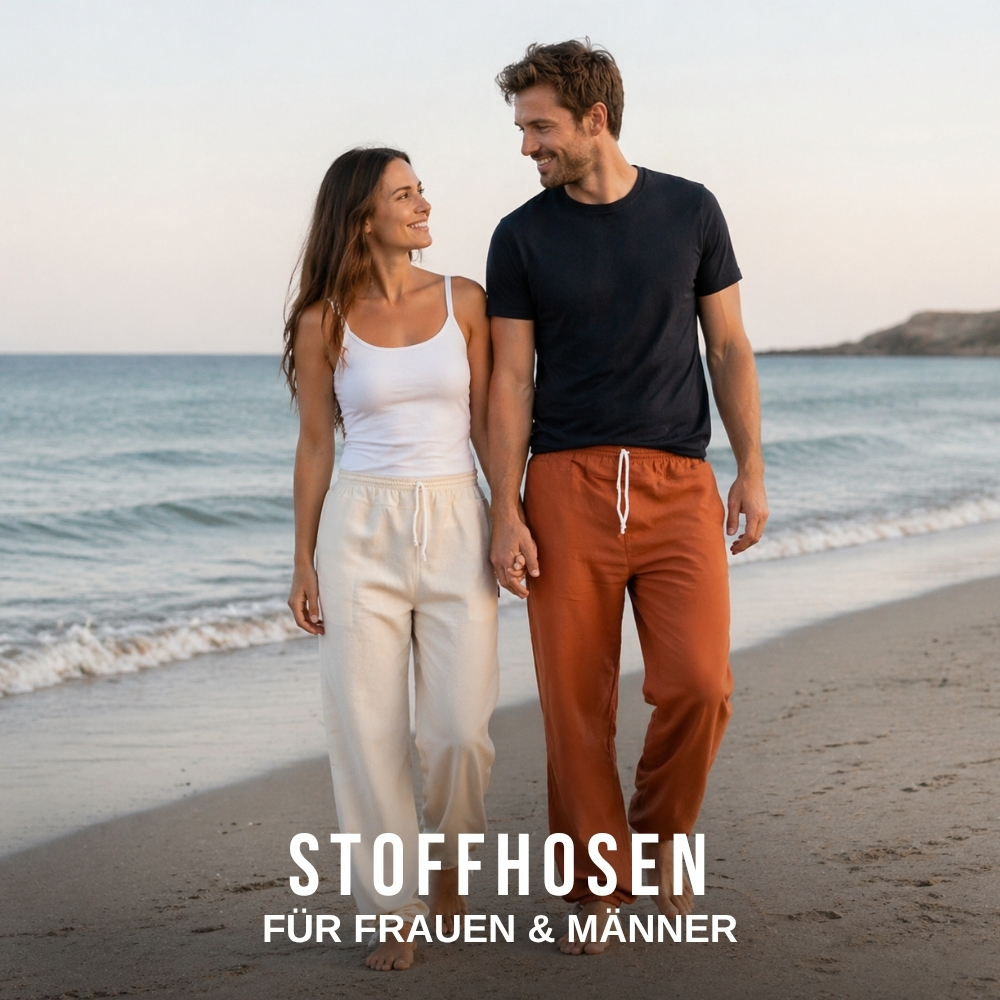 Frau und Mann in bequemen Stoffhosen beim Spaziergang am Strand – legere Mode für Damen und Herren