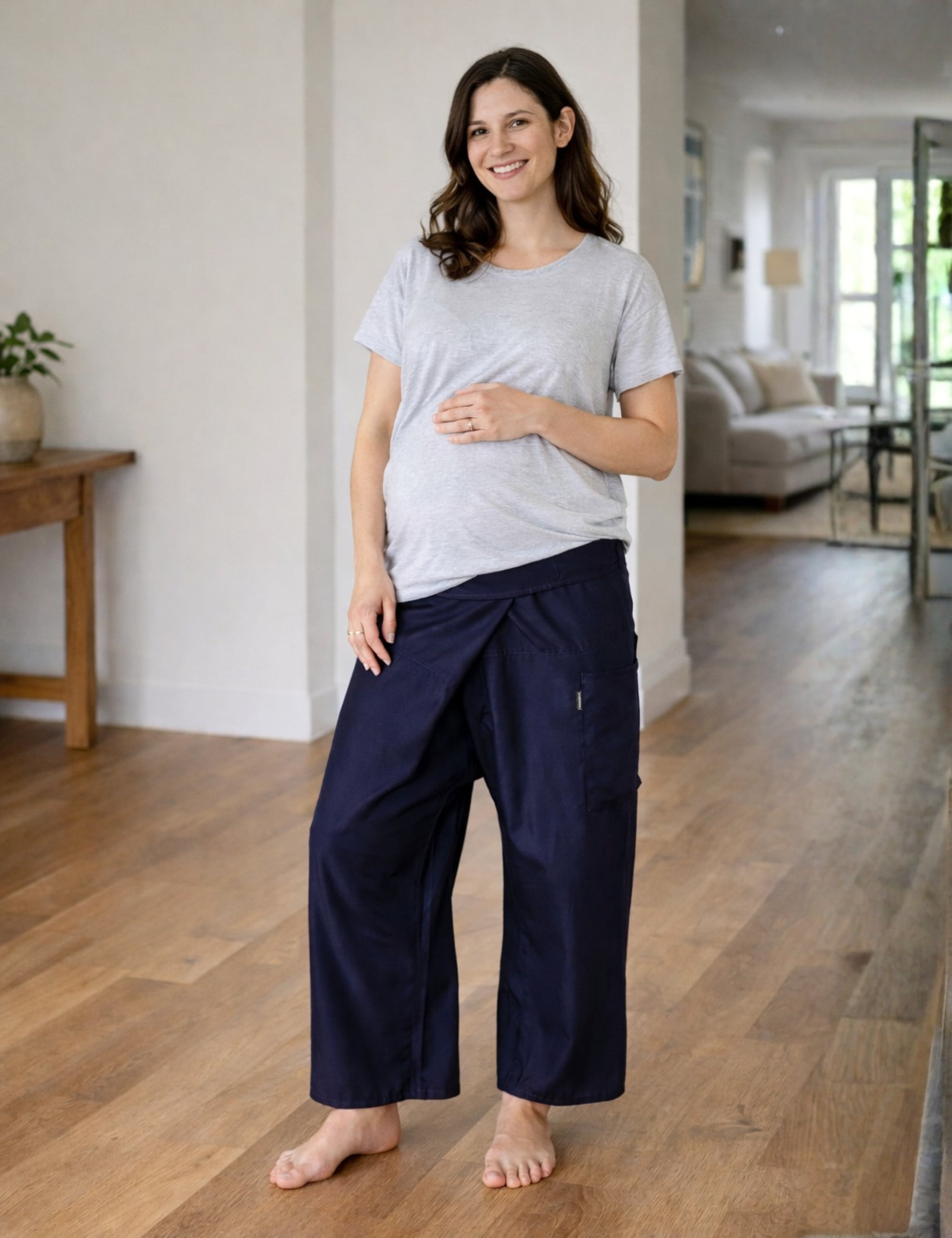 Dunkelblaue Thai Fischerhose aus 100 % Viskose an schwangeren Frau getragen, Unisex Wickelhose mit flexiblem Bund, weiter Schnitt, geeignet für Alltag, Schwangerschaft und Freizeit