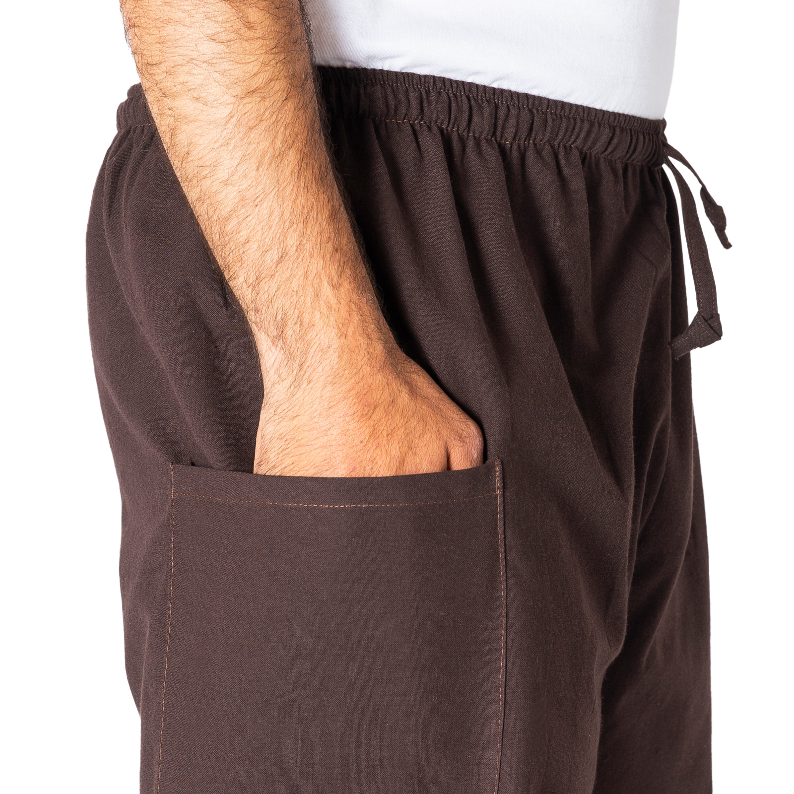 Loungehose einfarbig in braun Hand in Hosentasche