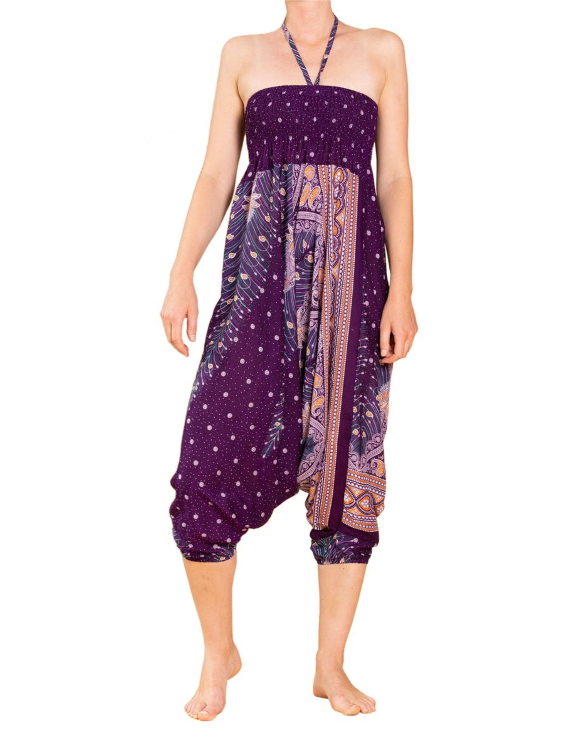 Model trägt die Aladinhose Peacock von PANASIAM in Lila mit Boho-Muster – luftige Damen-Yogahose und Tanzhose für Freizeit, Meditation und Festival