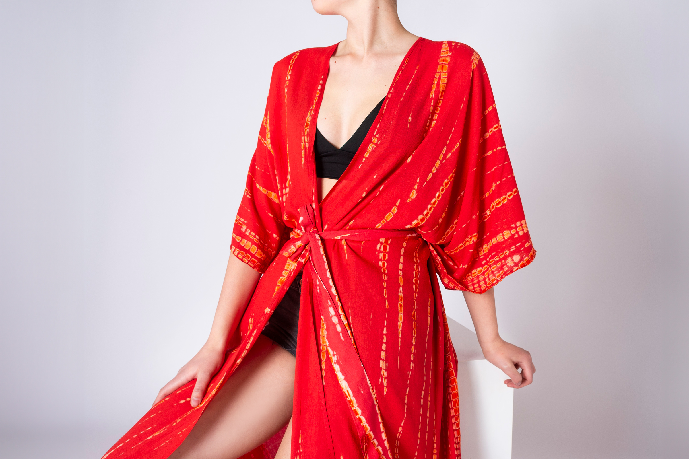 Tie-Dye Kimono in rot orange Frau sitzend