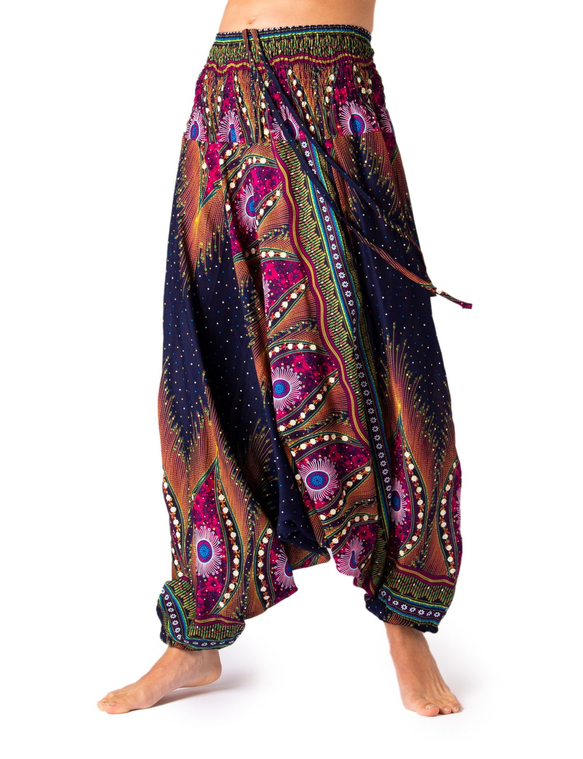 Model trägt die PANASIAM Aladinhose Peacock, eine luftige Boho-Yogahose mit farbigem Pfauenmuster und weitem Schnitt für Tanz, Meditation und Freizeit.