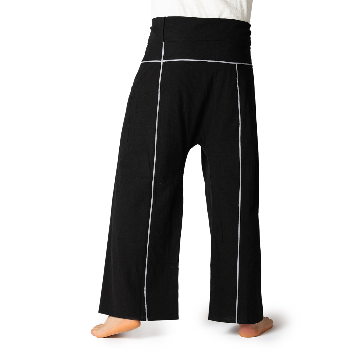 Rückansicht einer schwarzen PANASIAM Thai Fischerhose Streifen mit weißen Längsstreifen und flexiblem Wickelbund, ideal für Damen und Herren bei Yoga, Beach und Massage.