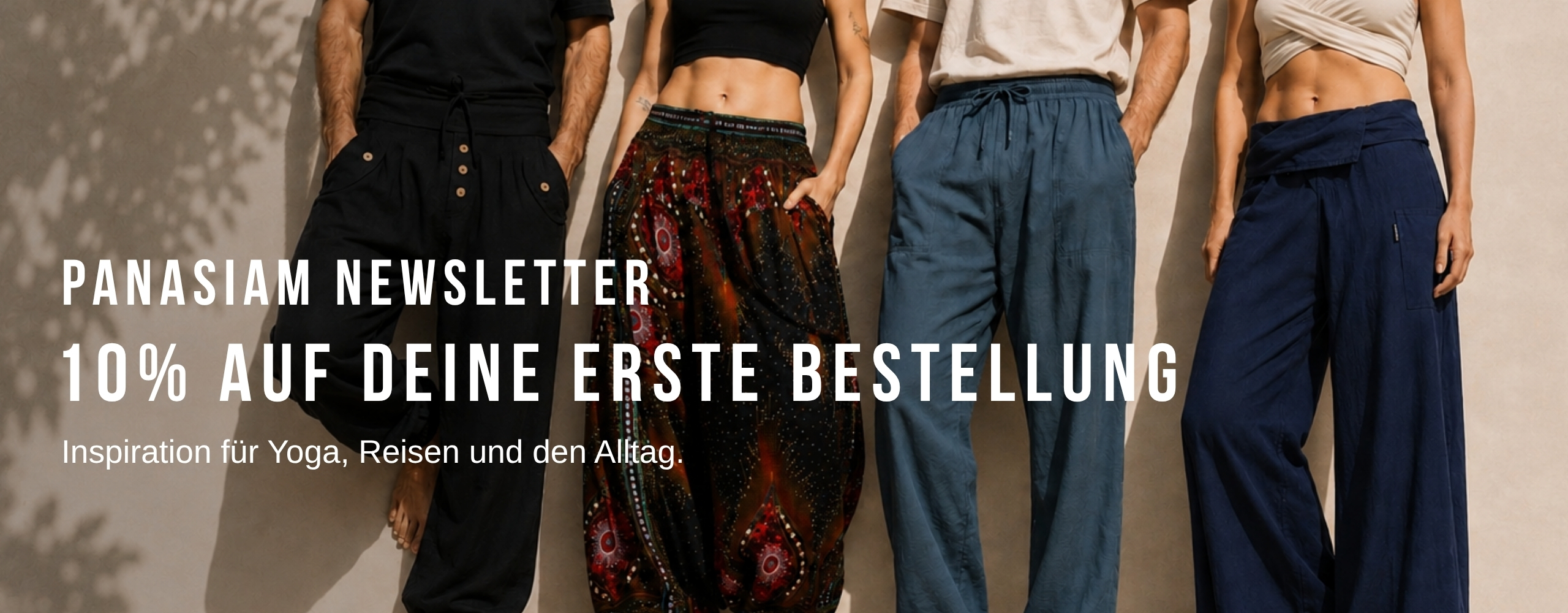 Vier Models tragen luftige PANASIAM Hosen in Schwarz, Muster, Blau und Dunkelblau; Werbebild zum Newsletter mit 10 % Rabatt auf die erste Bestellung.