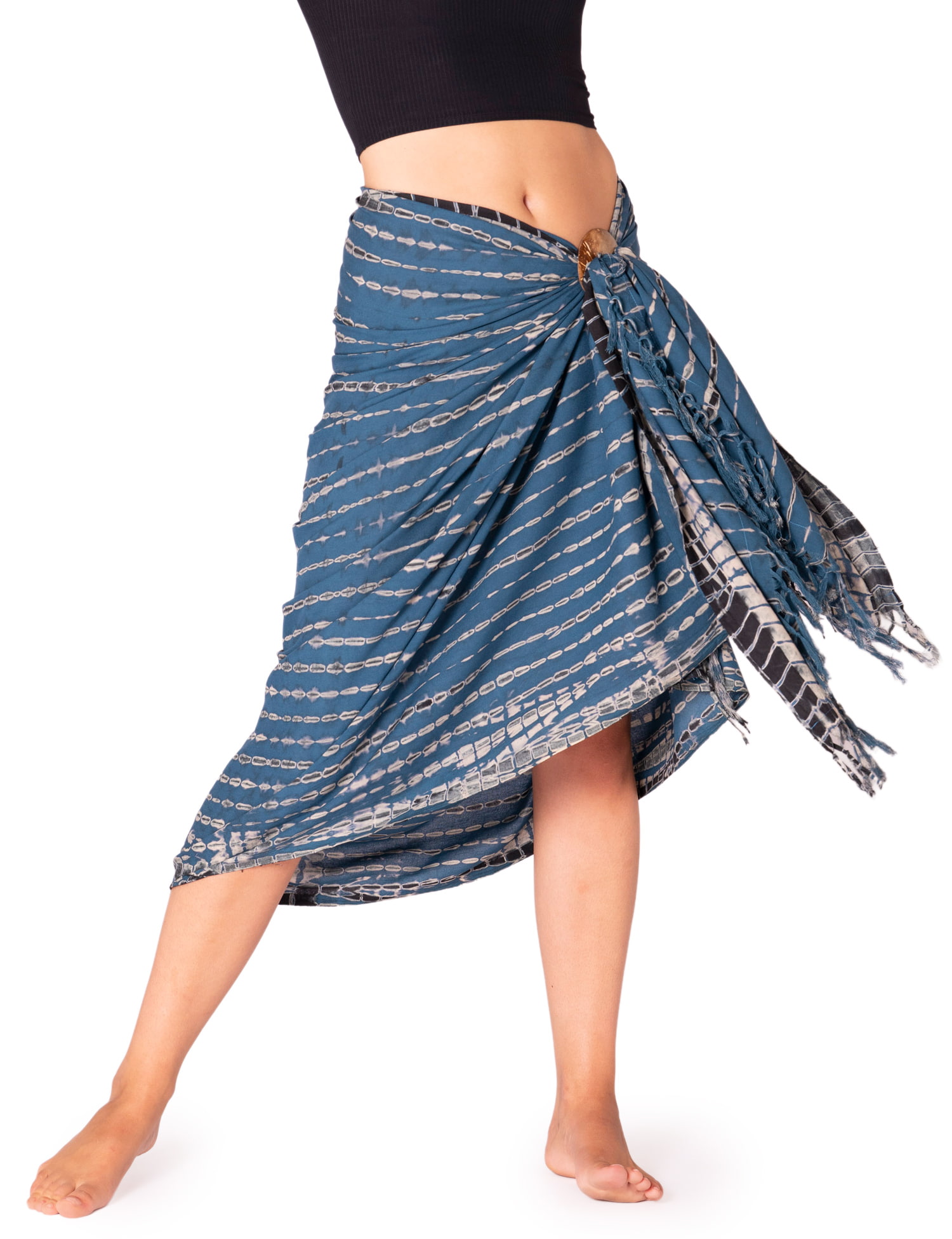 PANASIAM Sarong Tie-Dye Sundance in Blau als Wickelrock gebunden, mit Fransen und Muster – ideal als Pareo, Hüfttuch oder Strandtuch.