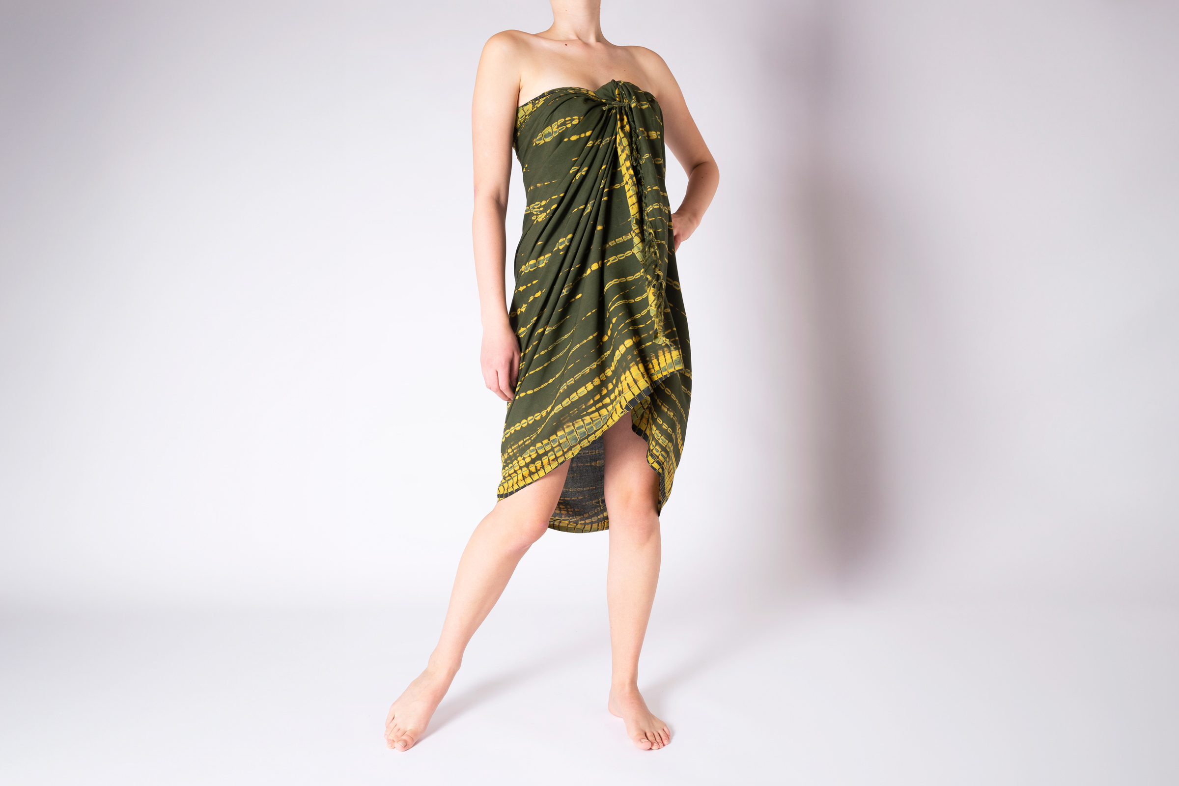 Sarong Sundance TieDye olivgrün gelb Frau stehend