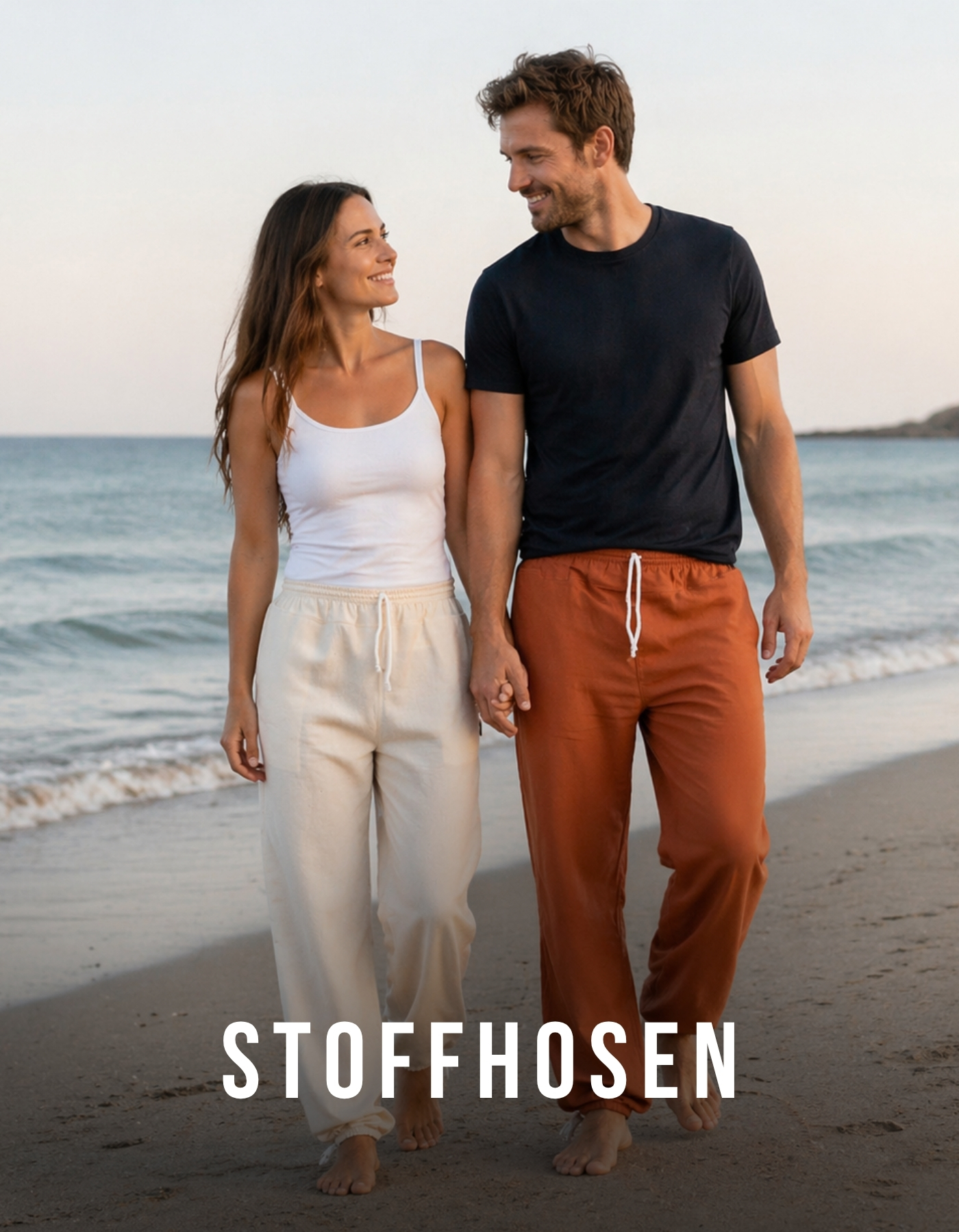 Frau und Mann in bequemen Stoffhosen am Strand, lässige Sommermode für Damen und Herren