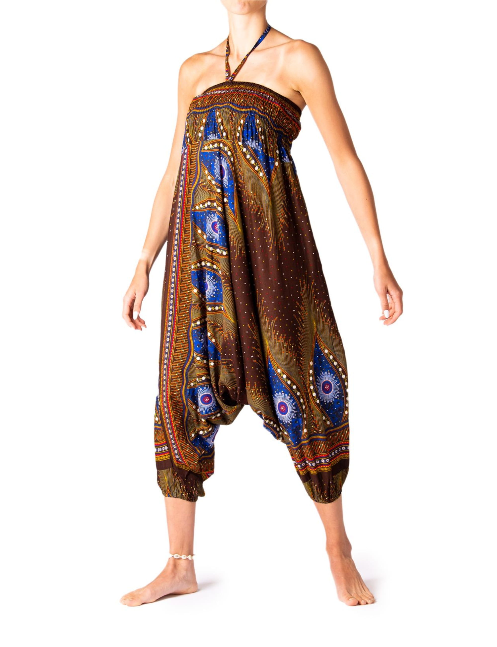 Model trägt die PANASIAM Aladinhose Peacock, eine luftige Boho-Yogahose mit blau-braunem Pfauenmuster, weitem Schnitt und Bündchen an den Knöcheln – ideal für Yoga, Tanz und Freizeit.