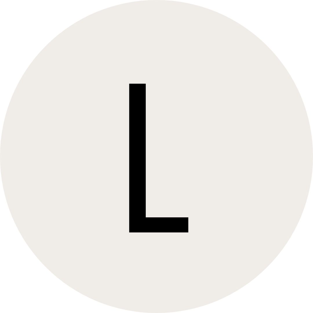 Schwarzer Buchstabe L als minimalistisches Motiv auf hellem, rundem Hintergrund