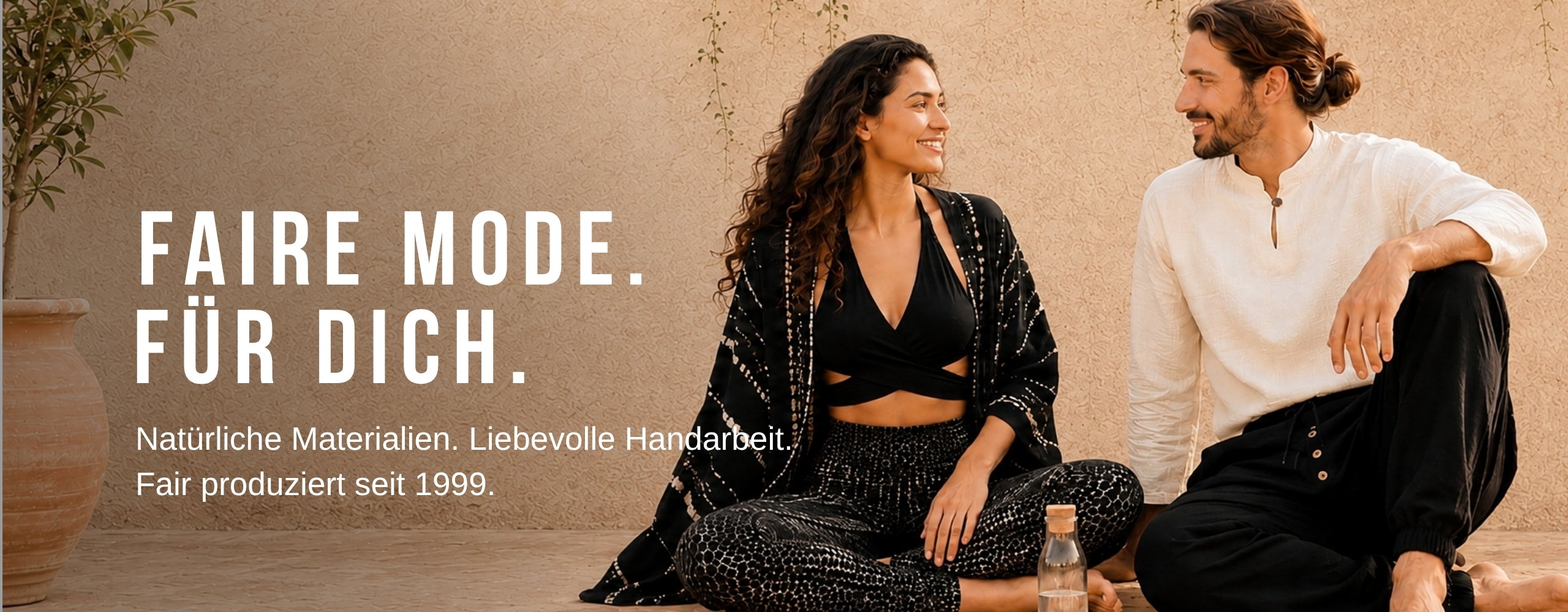 Zwei Models in fair produzierter Damen- und Herrenmode aus natürlichen Materialien, handgearbeitet seit 1999, vor warmer Naturkulisse