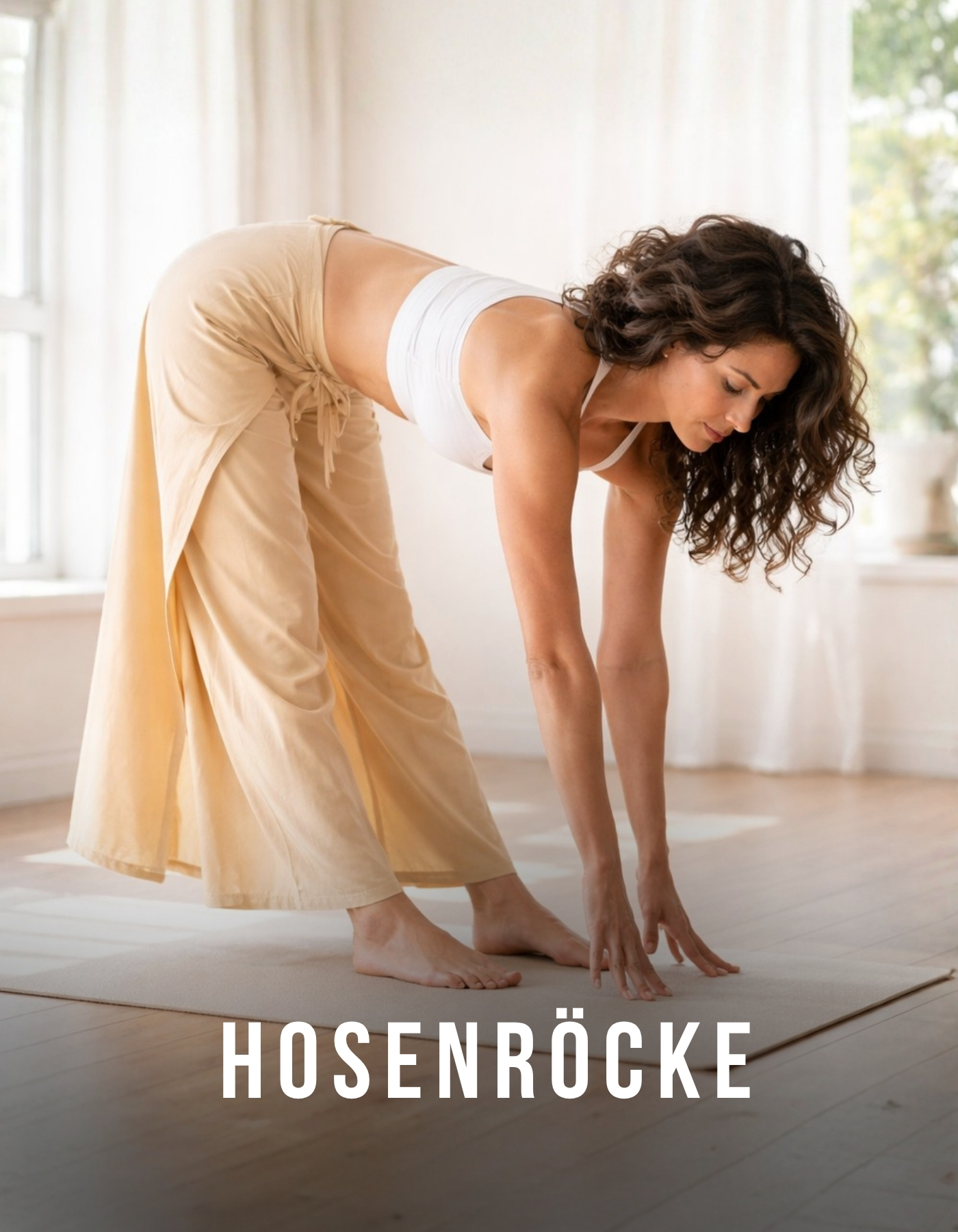 Frau in beigem Hosenrock und weißem Top bei einer Yoga-Dehnung in hellem Raum
