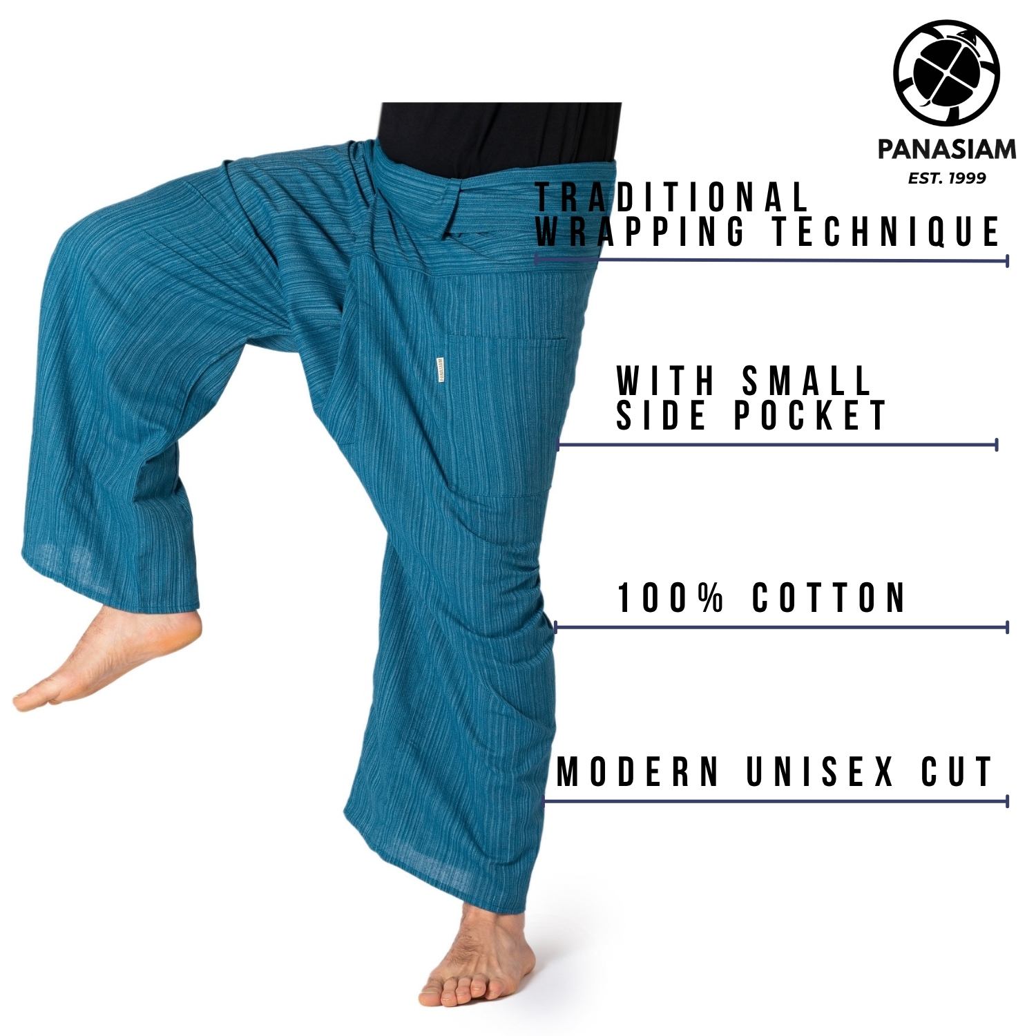 Model trägt die blaue Thai Fischerhose Lini von PANASIAM aus 100% Baumwolle mit traditioneller Wickeltechnik, kleiner Seitentasche und modernem Unisex-Schnitt