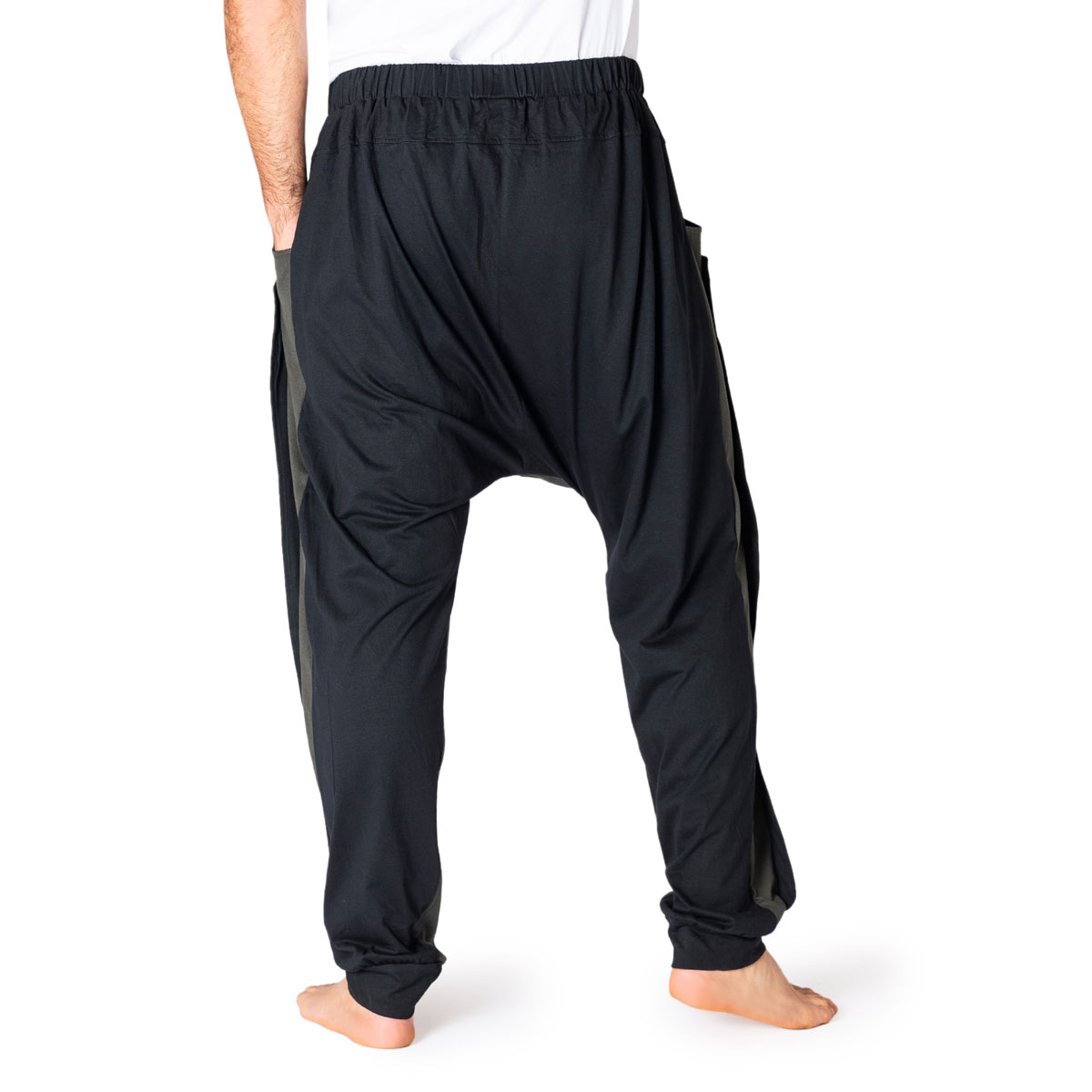 Baggy Hose Chill Fit in grau schwarz von hinten