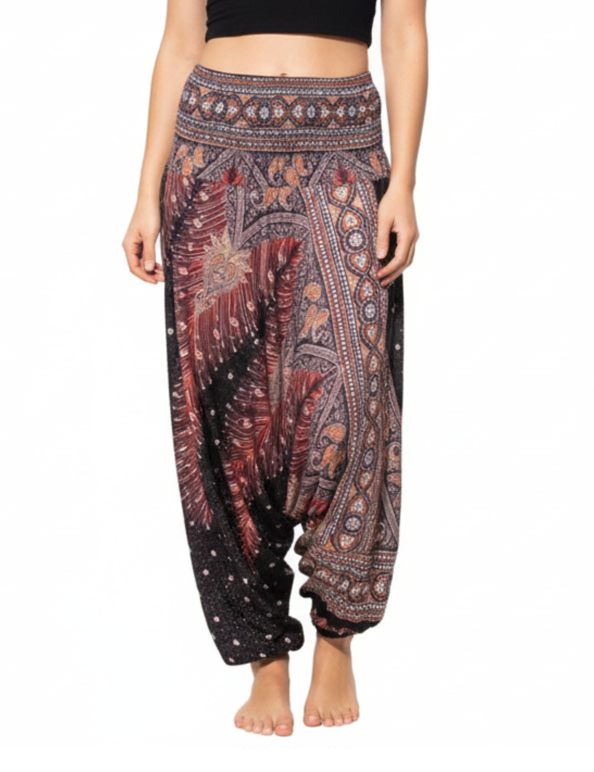 Model trägt die PANASIAM Aladinhose Peacock, eine luftige Boho-Yogahose mit detailreichem Pfauenmuster in Schwarz, Braun und Rot – ideal für Freizeit, Tanz und Meditation.