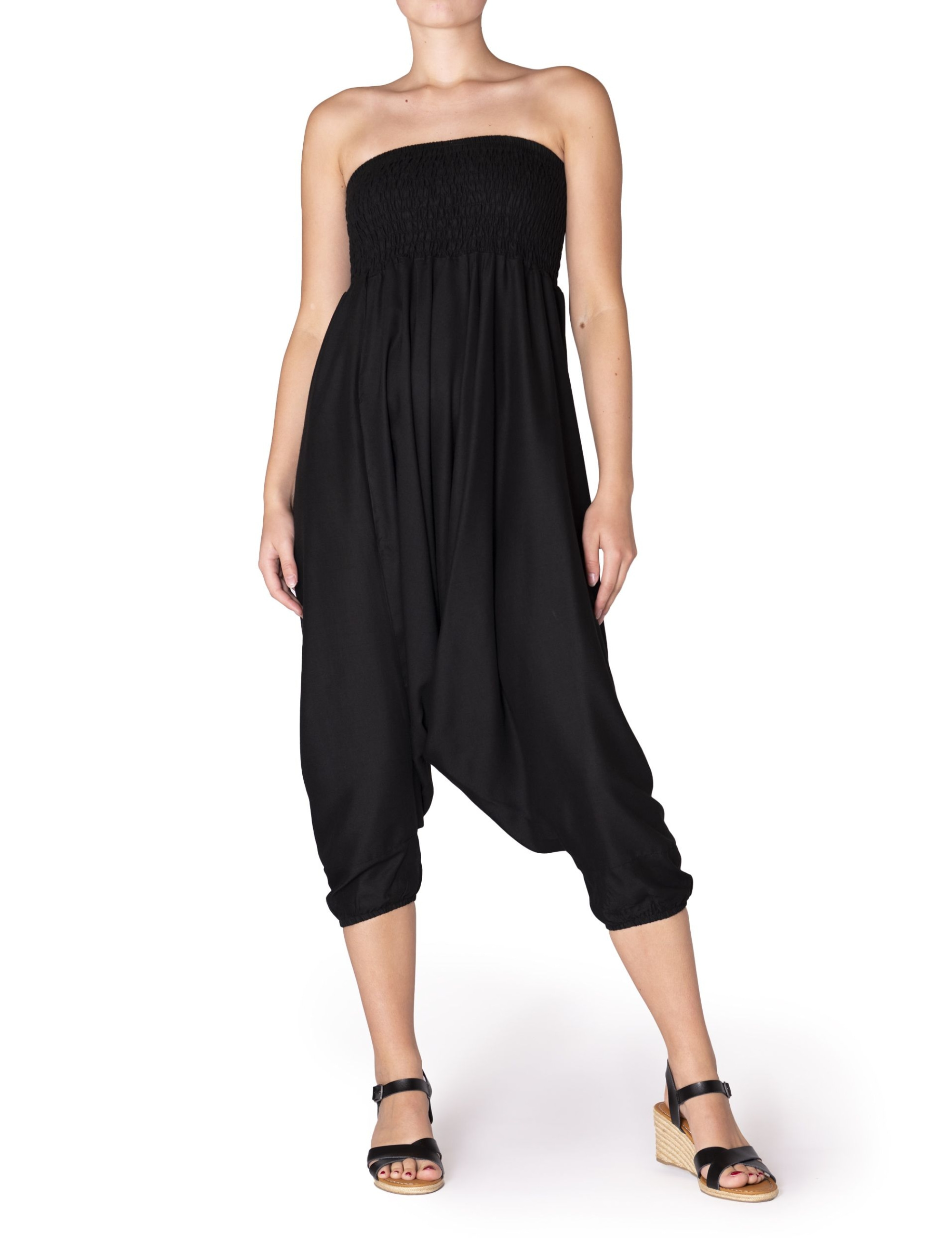Model trägt schwarze PANASIAM Aladinhose Einfarbig aus weicher Viskose, locker fallend und auch als Jumpsuit tragbar