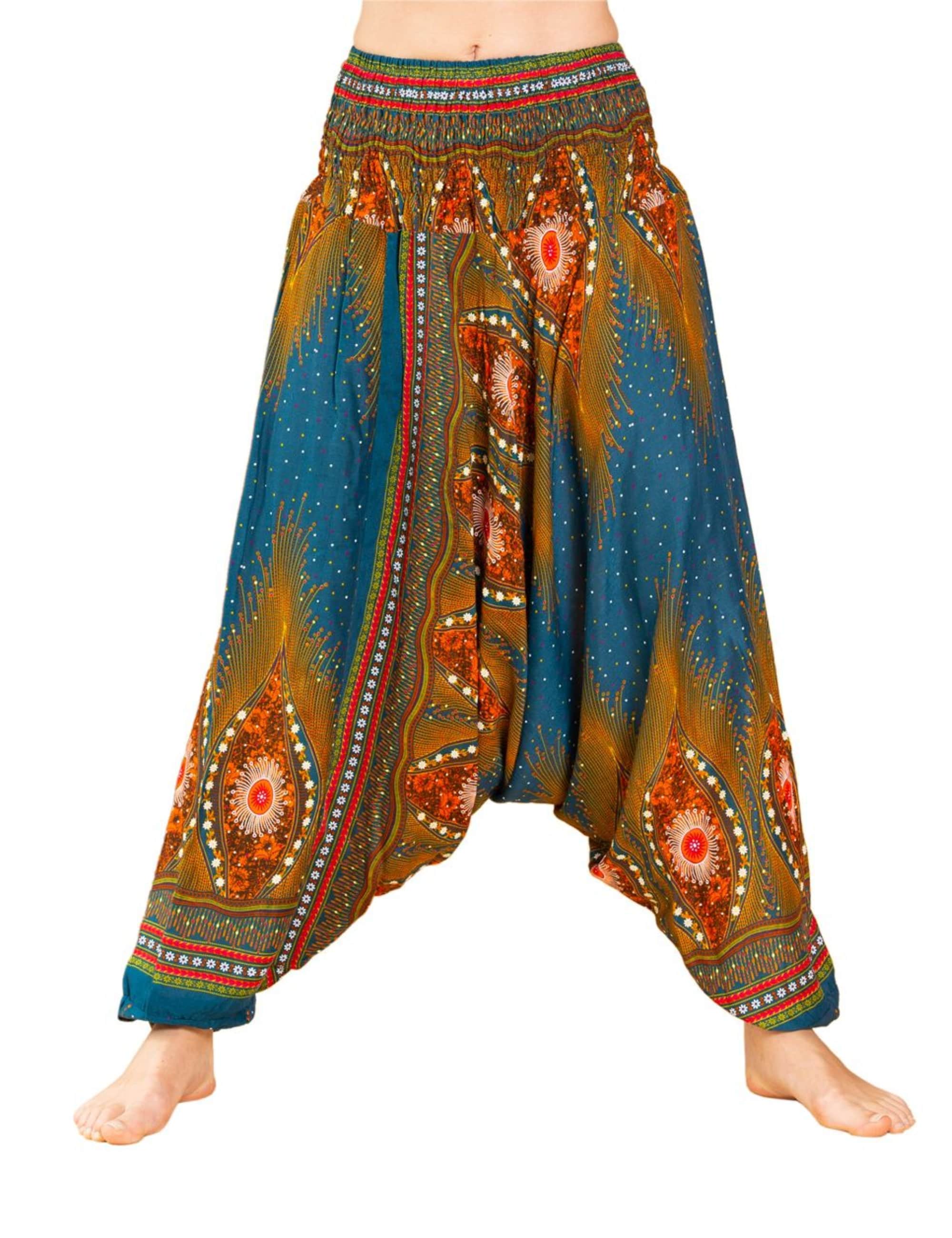 Model trägt PANASIAM Aladinhose Peacock, luftige Damen-Yogahose im Bohemian-Style mit Pfauenmuster, weitem Schnitt und elastischem Bund, ideal für Yoga, Tanz, Meditation und Freizeit.
