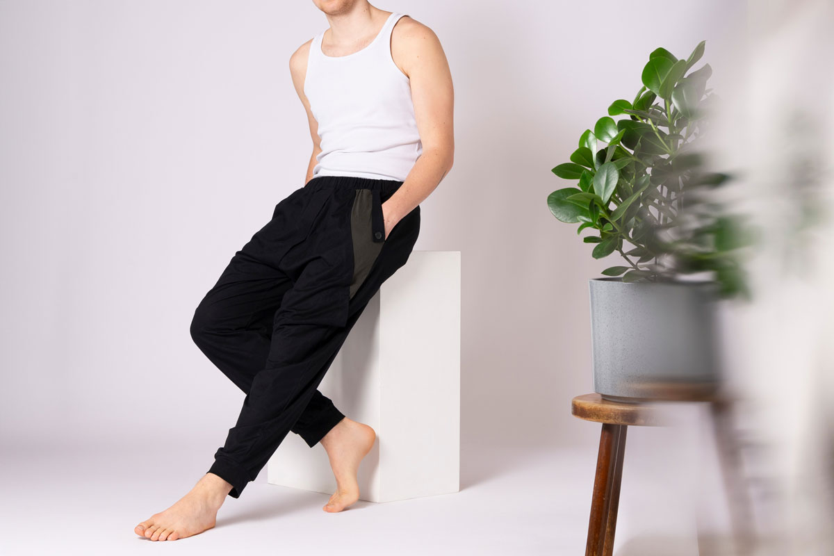Baggy Hose Casual Vibe in schwarz Mann sitzend