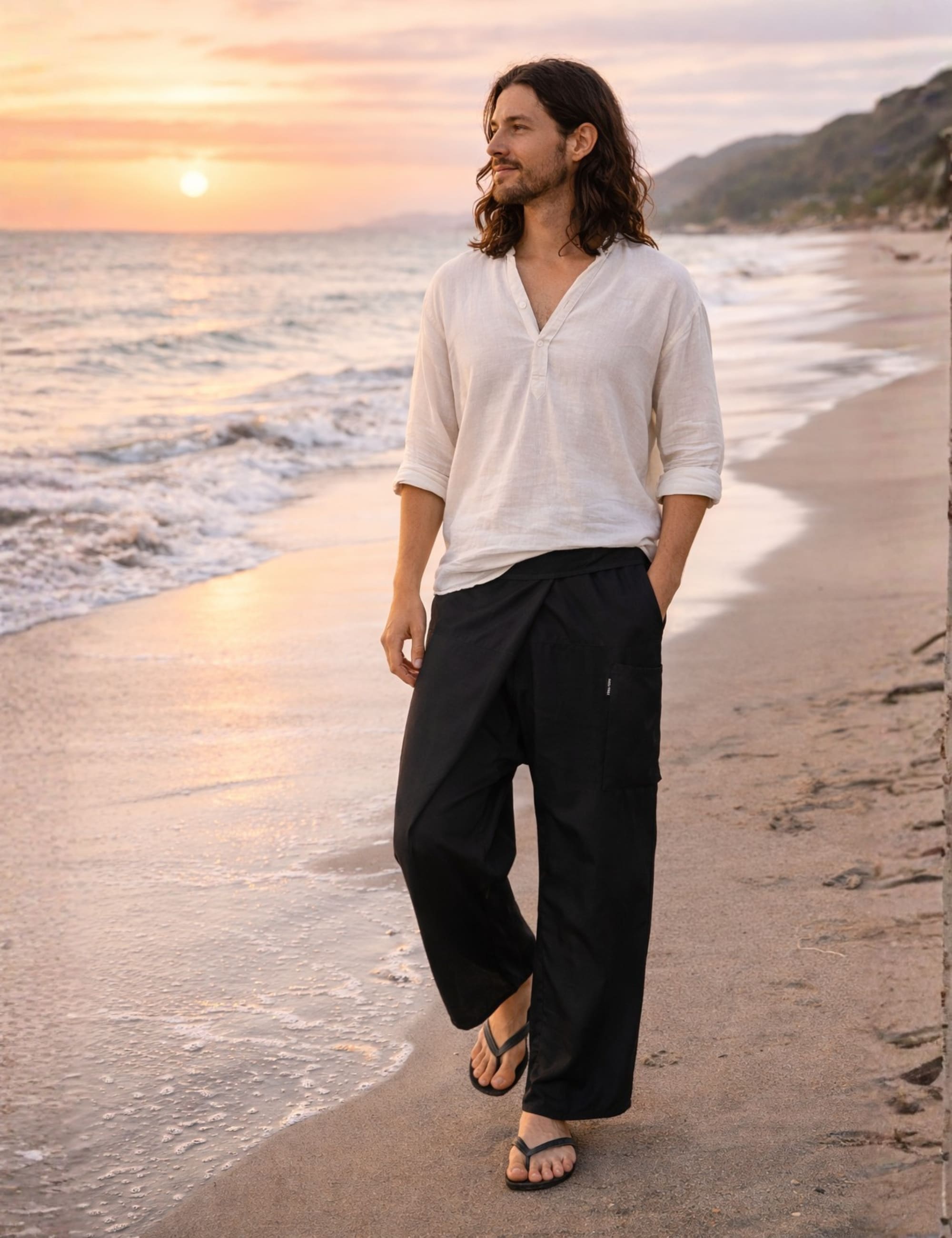 Schwarze Thai Fischerhose aus 100 % Viskose am Strand getragen, weiter Unisex Schnitt, Wickelhose mit flexiblem Bund, leichte Sommerhose für Urlaub und Freizeit