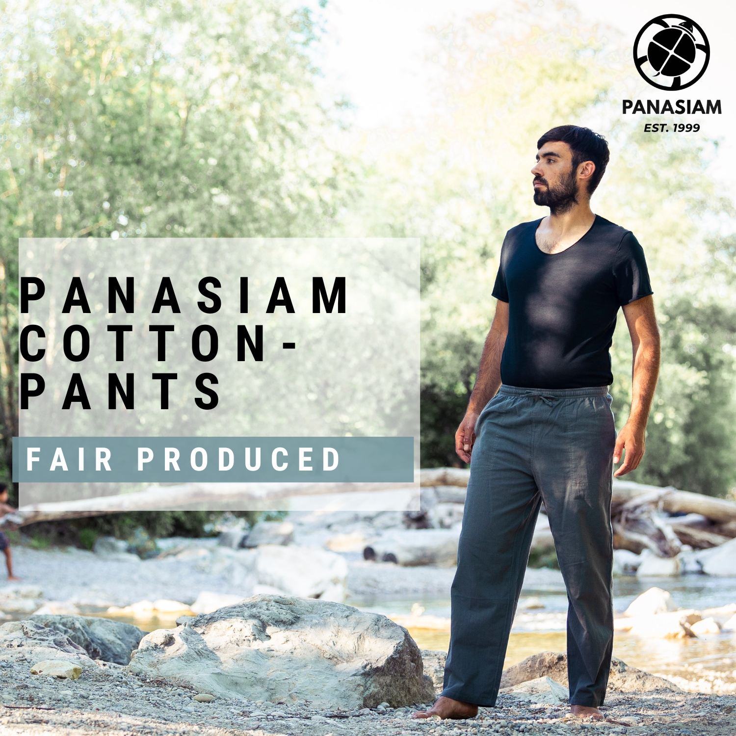 Model trägt die leichte PANASIAM Sommerhose PaSalu aus Baumwolle, Unisex Yogahose für Yoga, Pilates, Wellness und Freizeit in natürlicher Outdoor-Szene.