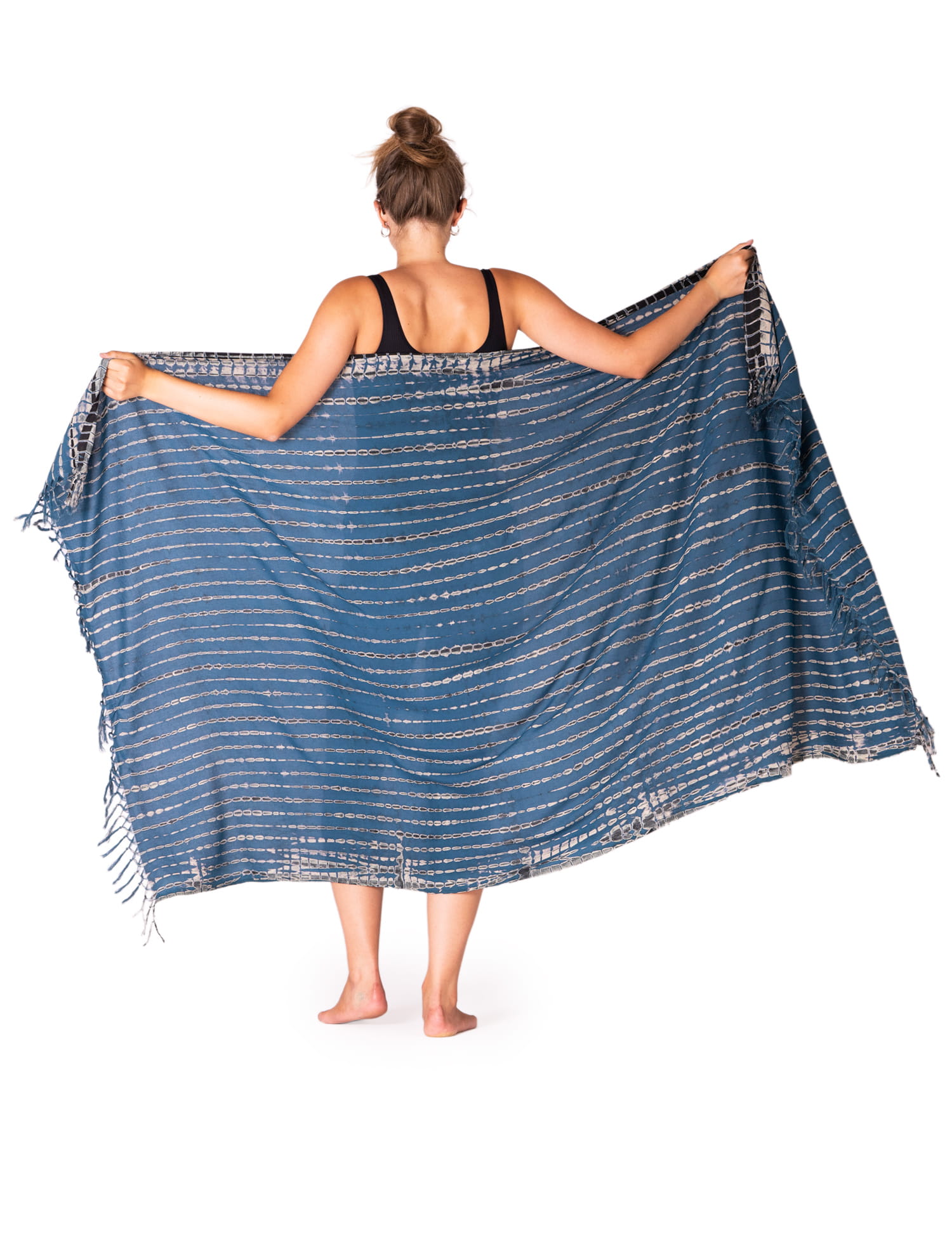 Model zeigt PANASIAM Sarong Tie-Dye Sundance in Blau als Pareo, Hüfttuch oder Wickelrock mit Fransen