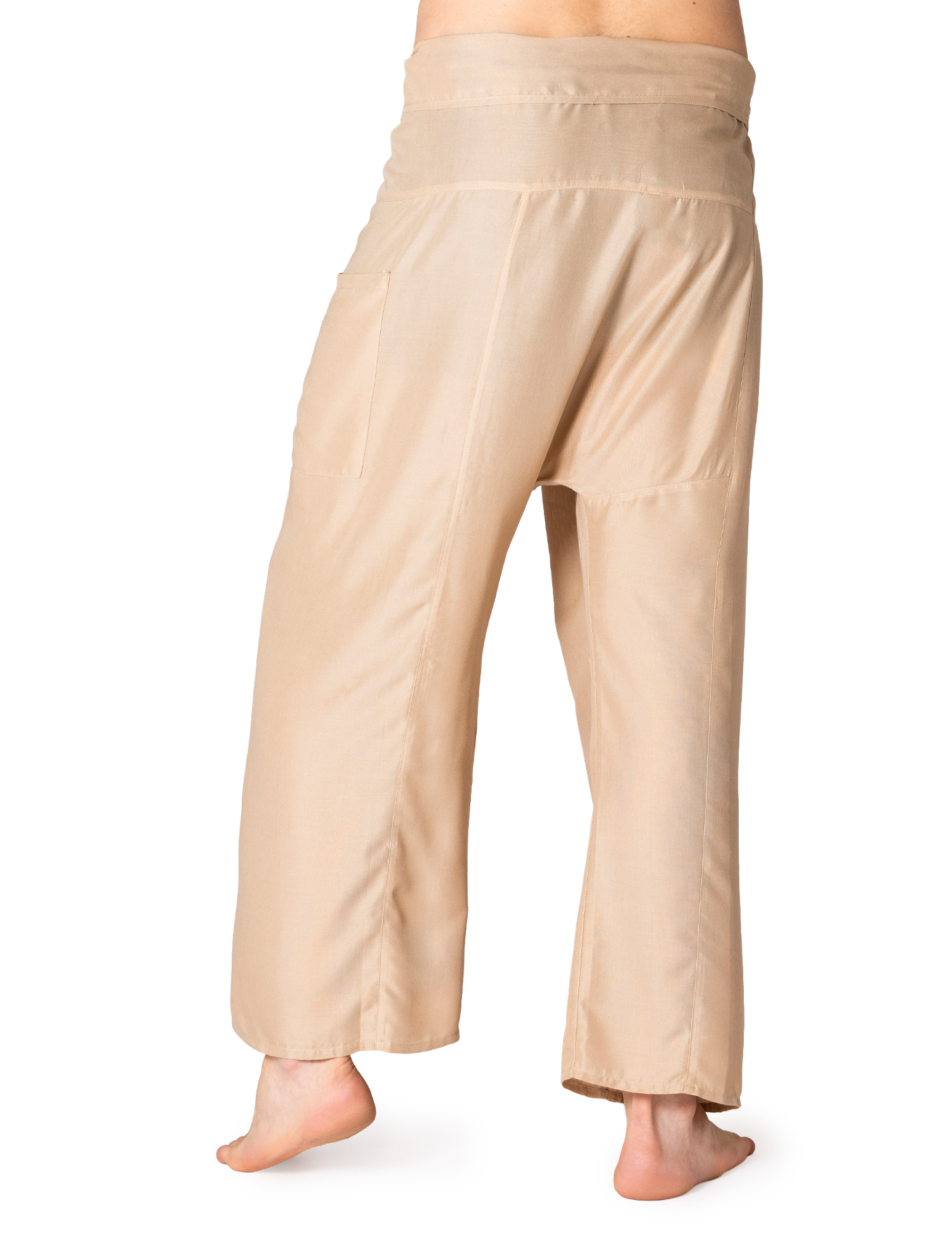 Beige Thai Fischerhose aus 100 % Viskose in Rückansicht, weiter gerader Unisex Schnitt, Wickelbund mit Bindetechnik, luftige Sommerhose mit lockerem Beinverlauf