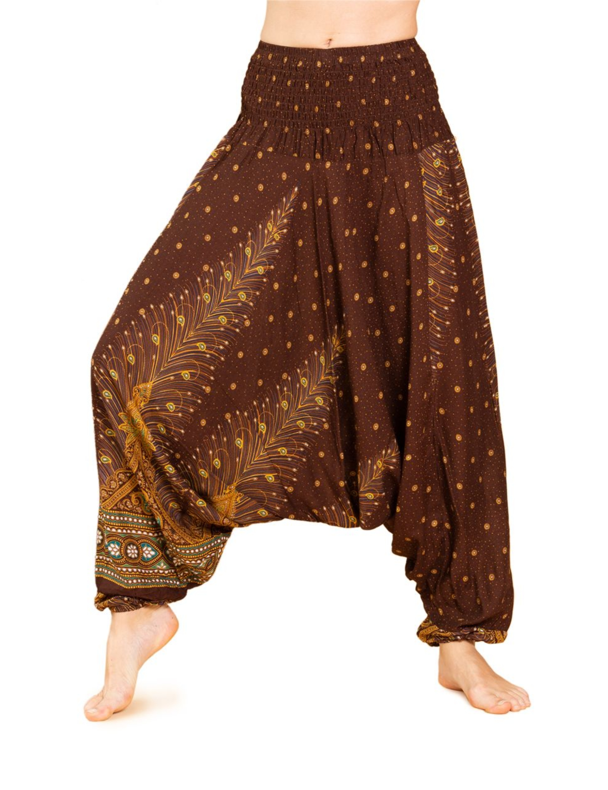 Model trägt die braune PANASIAM Aladinhose Peacock mit Pfauenfeder-Muster – luftige Haremshose für Yoga, Tanz und Freizeit im Boho-Stil.