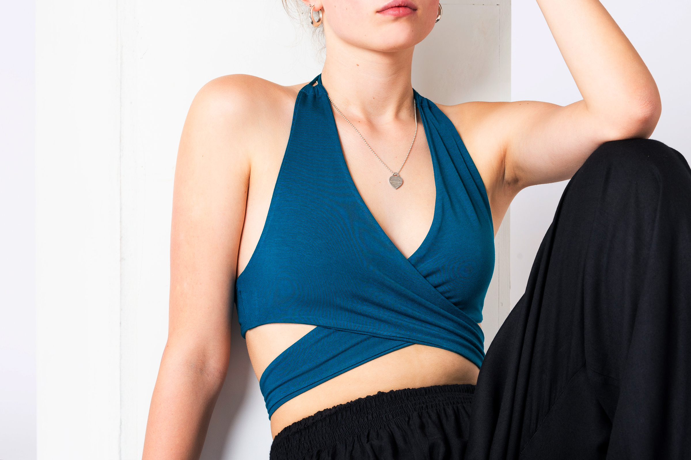 Neckholder Top Onyx in petrol Frau sitzend