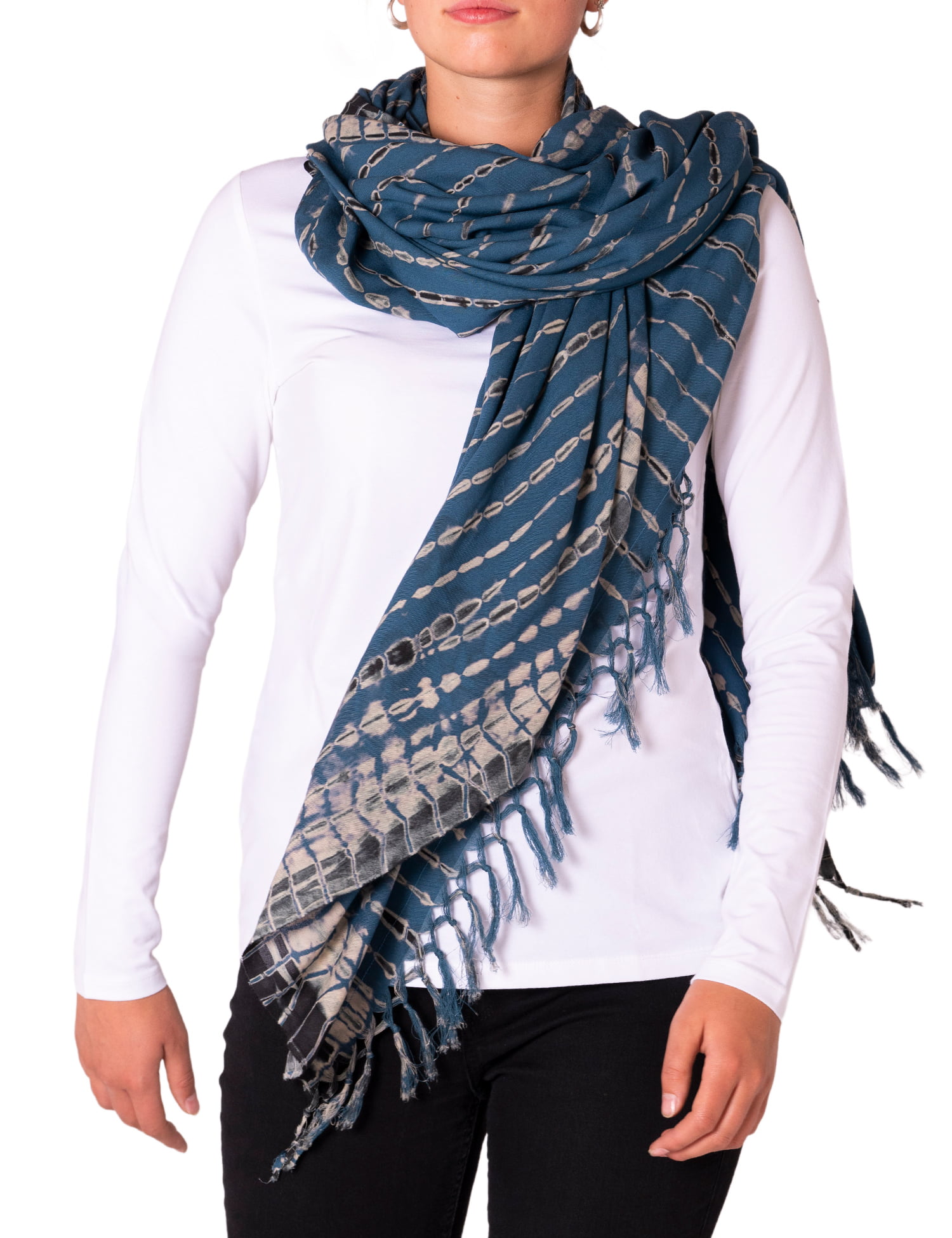 Model trägt PANASIAM Sarong Tie-Dye Sundance in Blau mit Fransen als großen Schal mit Batikmuster