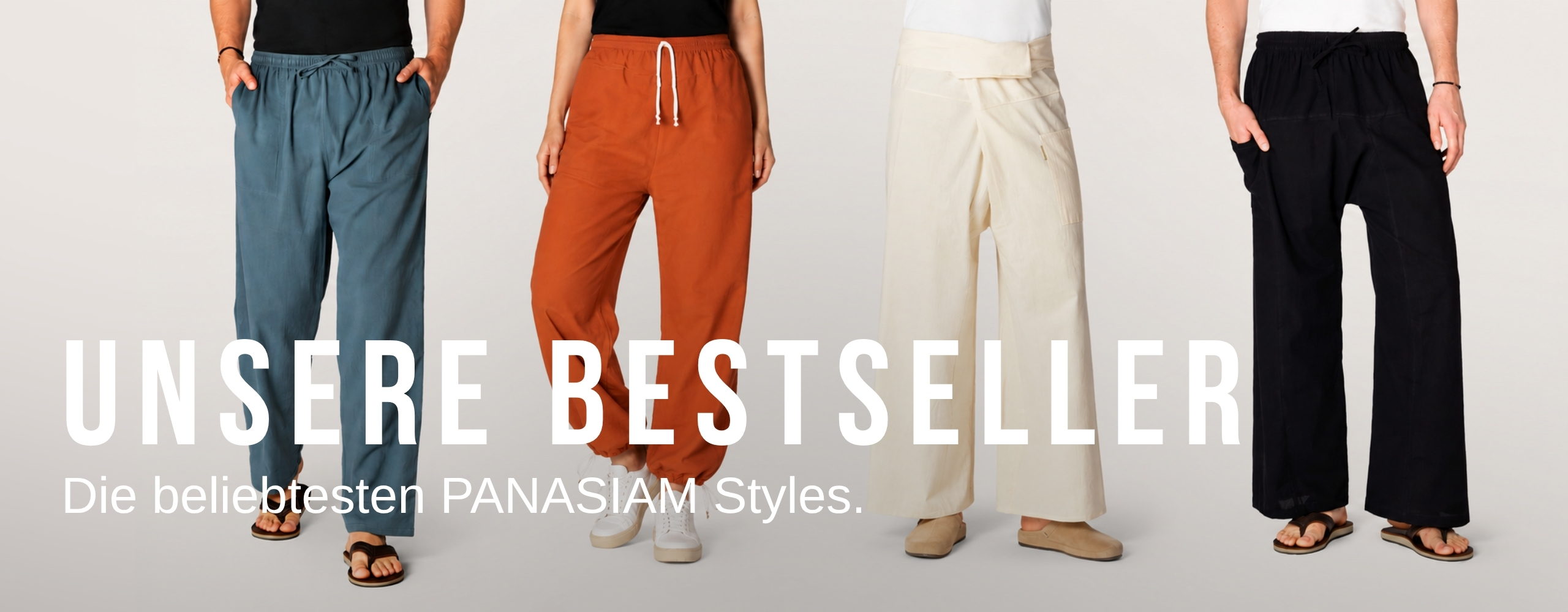 Vier Models tragen beliebte PANASIAM Hosen in Blau, Rost, Creme und Schwarz vor hellem Hintergrund