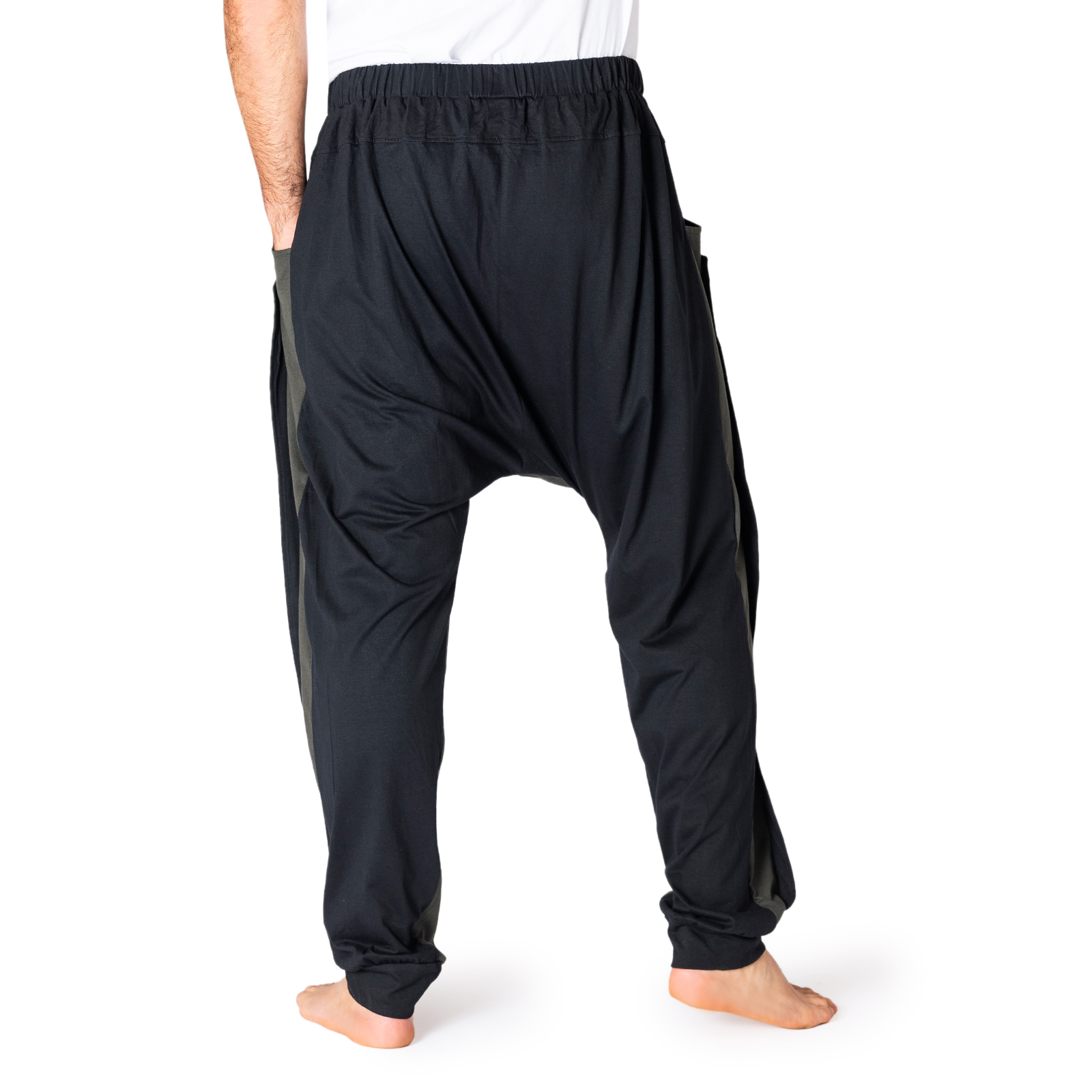 Baggy Hose Chill Fit in grau schwarz von hinten
