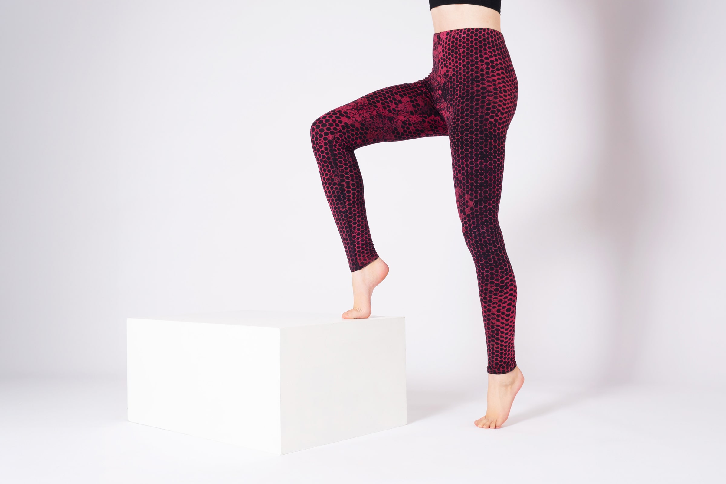 Batik Leggings Wabe Rot, Seitenansicht ein Bein auf Hocker
