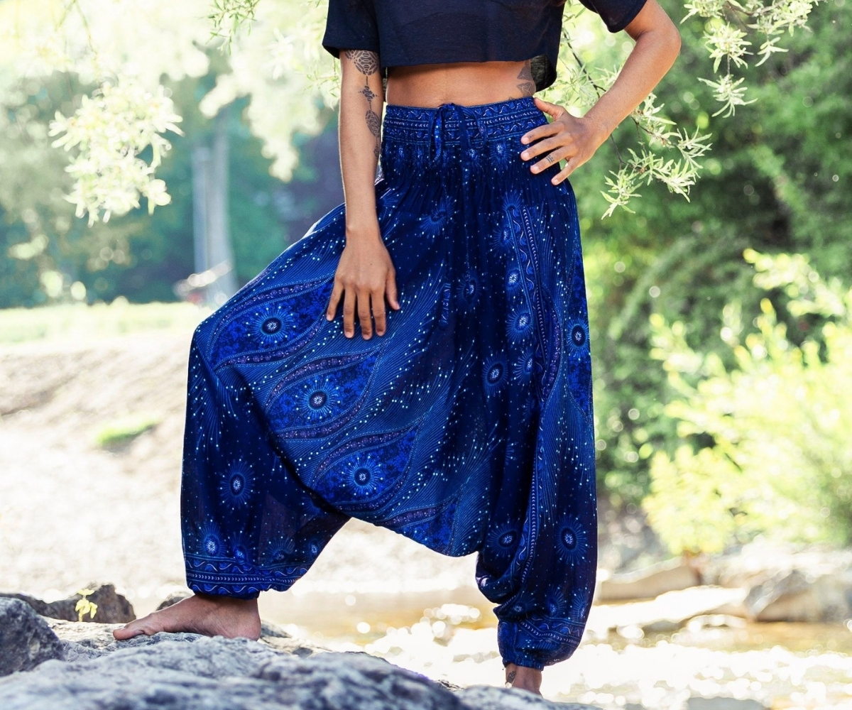 Model trägt dunkelblaue Haremshose mit Mandala-Muster und elastischem Bund im Boho-Stil in der Natur
