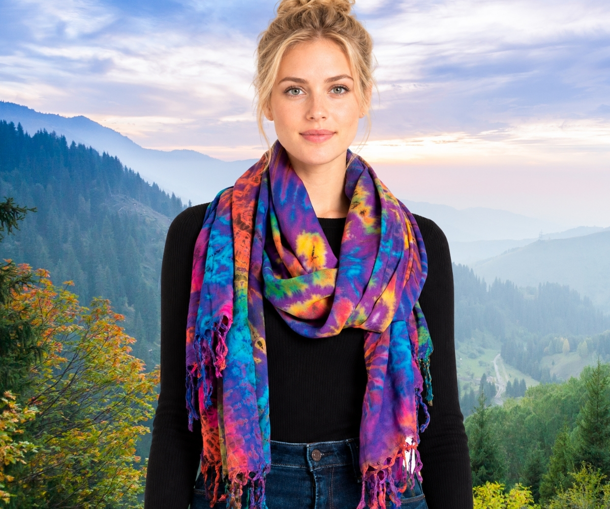 Model trägt einen bunten Damen Schal in Batik-Optik mit Fransen in Violett, Blau, Pink und Orange