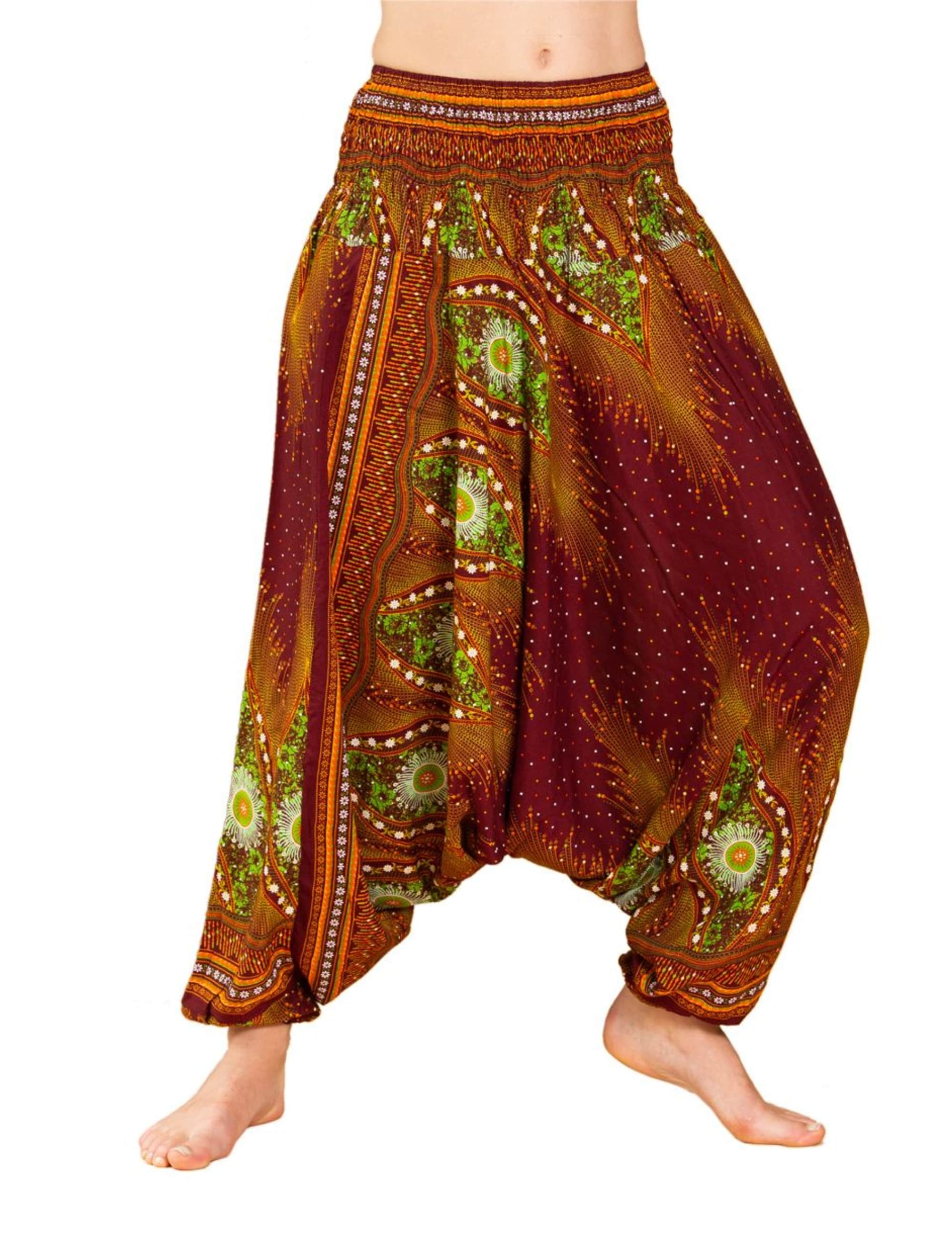 Model trägt die luftige PANASIAM Aladinhose Peacock mit farbigem Pfauenmuster im Bohemian- und Hippie-Style – ideal für Yoga, Tanz, Meditation und Freizeit.