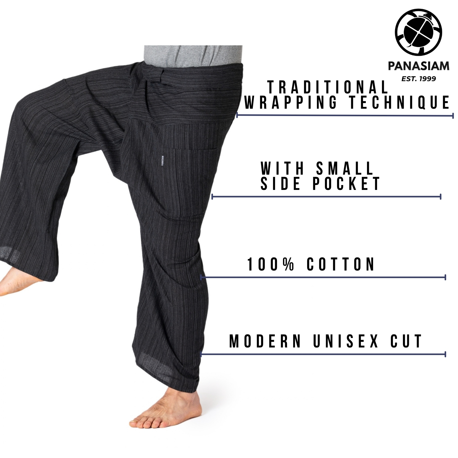Modell trägt die schwarze Thai Fischerhose Lini von PANASIAM: Unisex-Wickelhose aus 100% Baumwolle mit traditioneller Wickeltechnik und kleiner Seitentasche, ideal für Yoga, Tai Chi und Meditation.