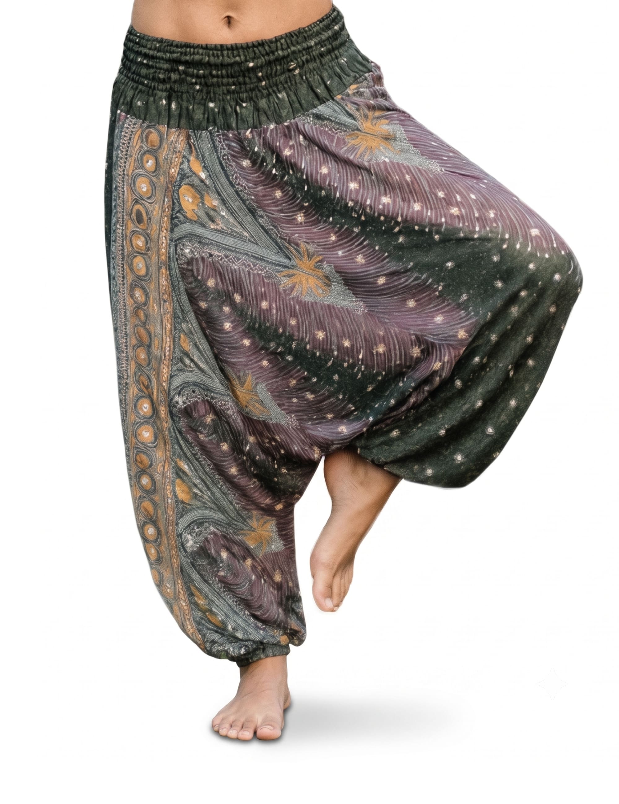 Model trägt die PANASIAM Aladinhose Peacock, eine lockere, atmungsaktive Yogahose im Bohemian-Look mit Pfauenmuster für Tanz, Meditation und Freizeit.