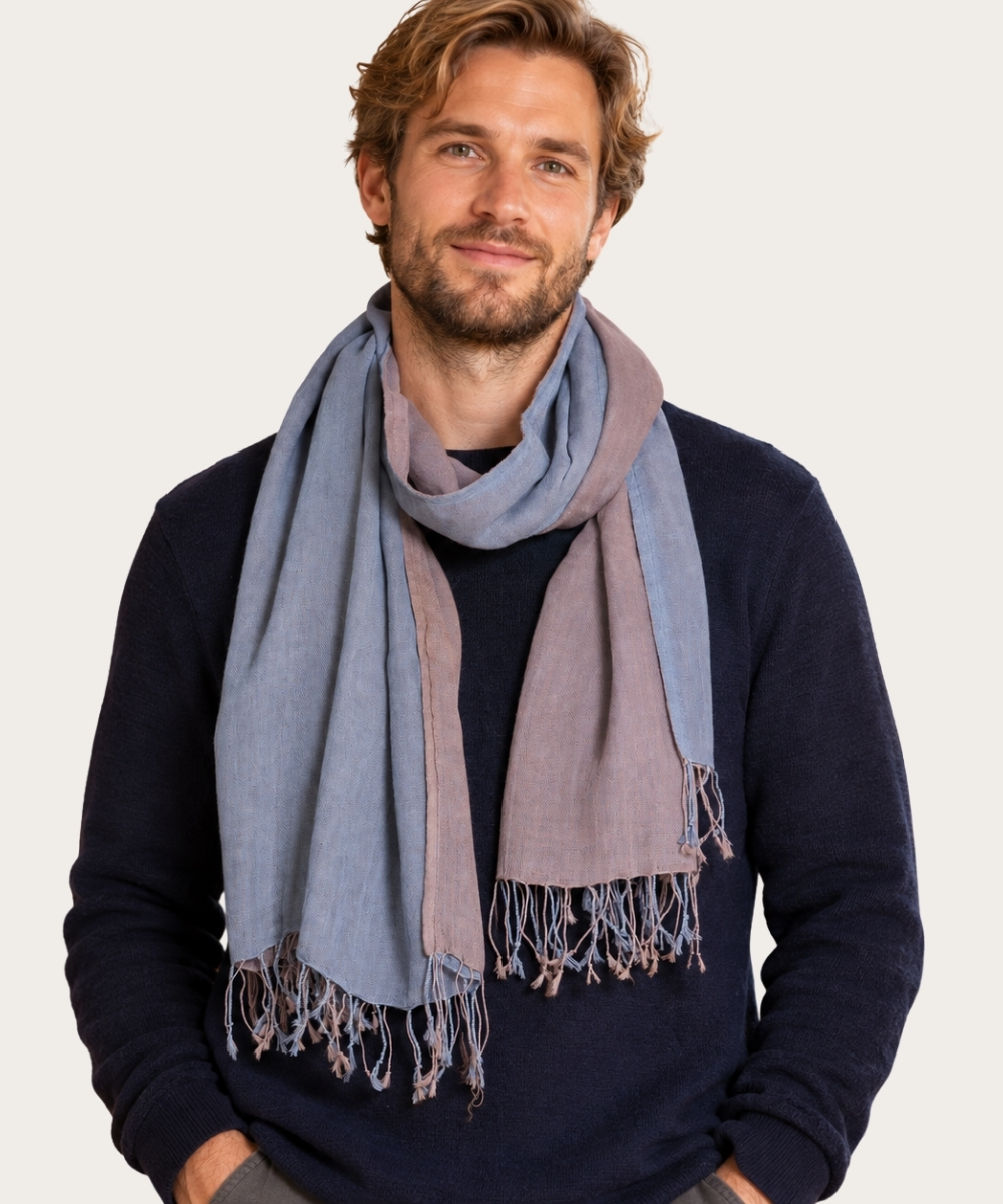 Model trägt Herren Schal in Hellblau und Taupe mit Fransen zu dunkelblauem Pullover