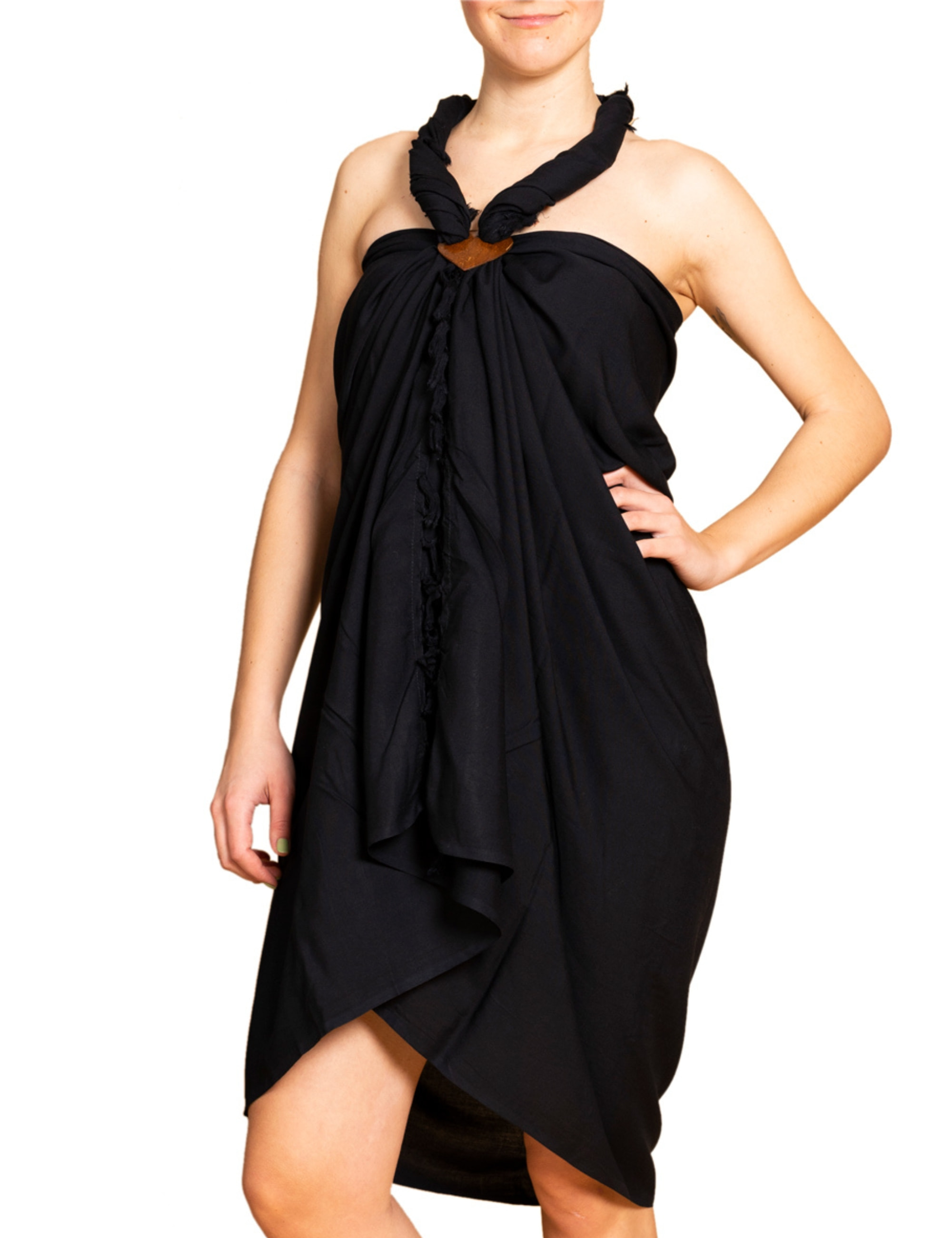 Schwarzer unifarbener Sarong als Neckholder-Kleid getragen, vor der Brust mit einem herzförmigen Sarongbinder aus Kokosnuss befestigt.