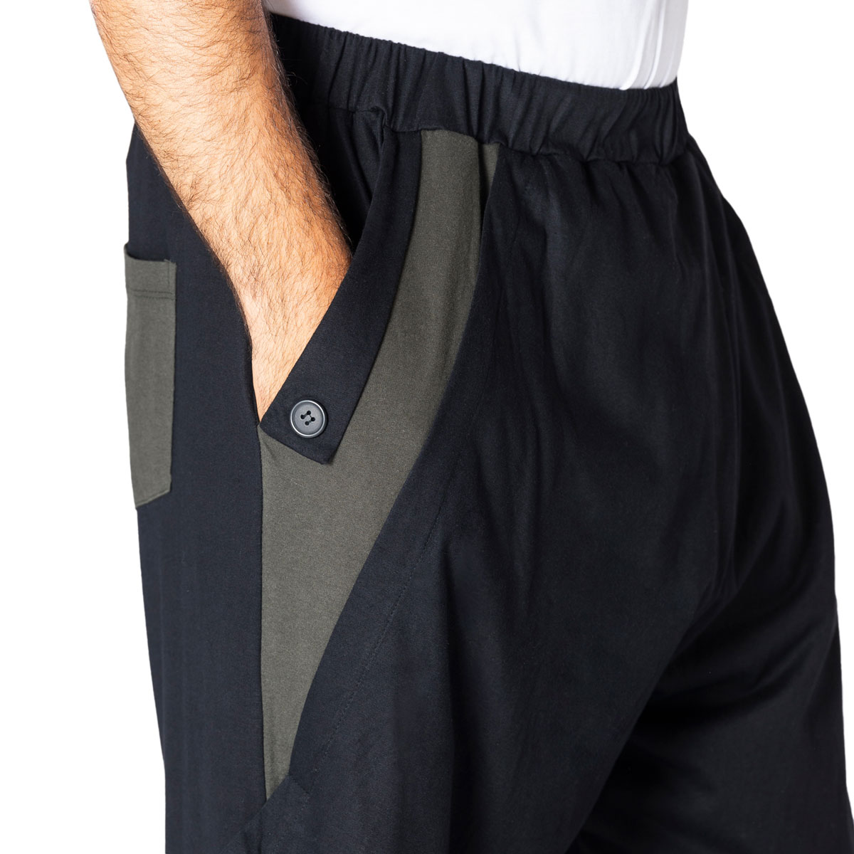 Baggy Hose Casual Vibe in schwarz Hand in Hosentasche