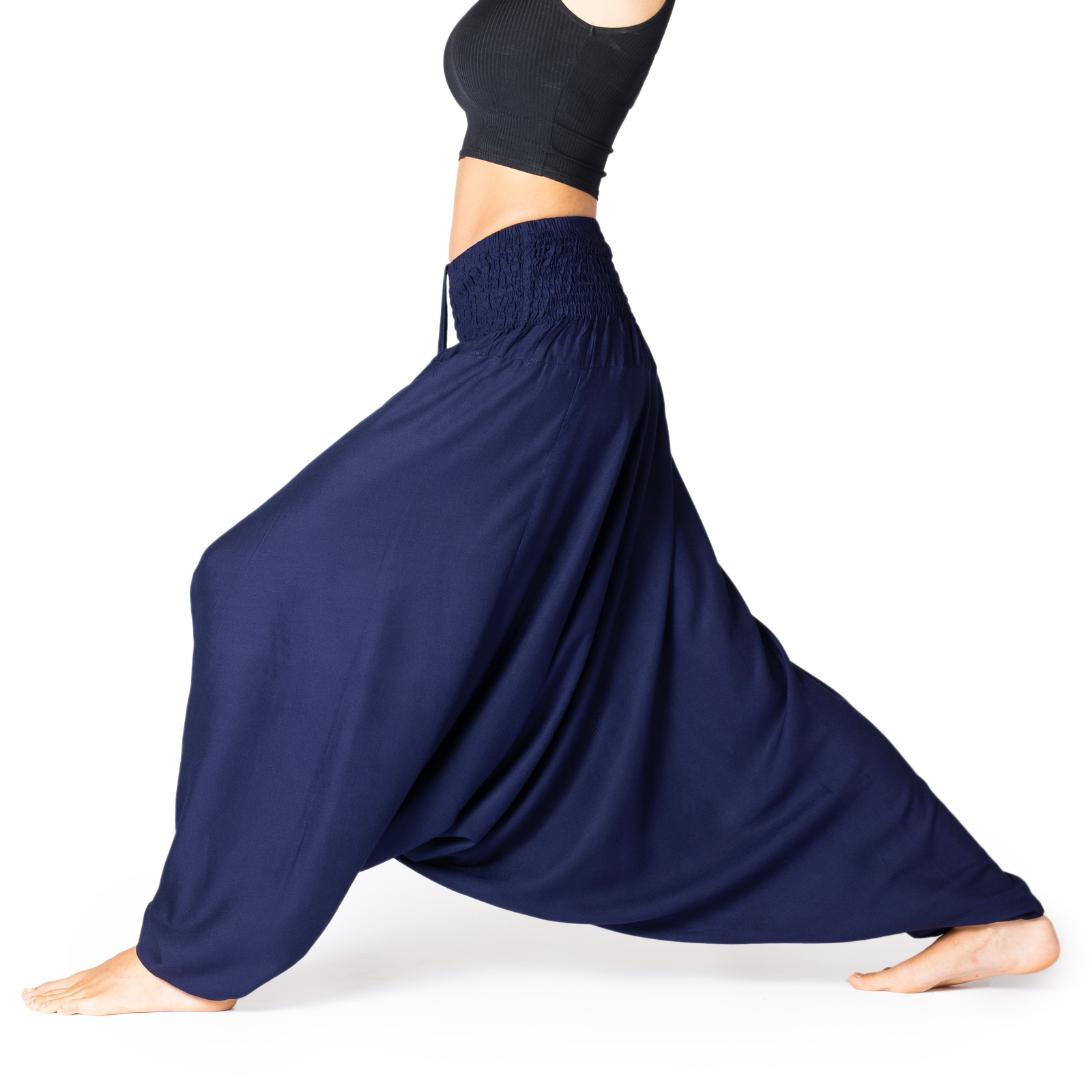 Model trägt die einfarbige PANASIAM Aladinhose in Dunkelblau mit weitem Schnitt und bequemem Smockbund – ideal für Yoga, Tanz und Freizeit.
