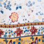 Detailansicht einer Keramikschale mit handbemaltem floralem Dekor in Blau, Gelb und Rot auf cremefarbenem Grund