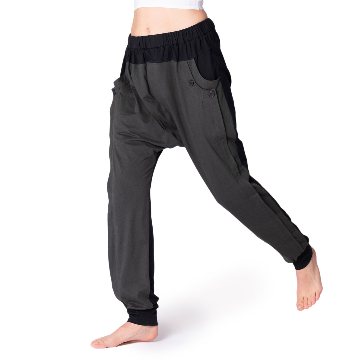 Baggy Hose Chill Fit in grau schwarz Bein gehoben, Model Frau