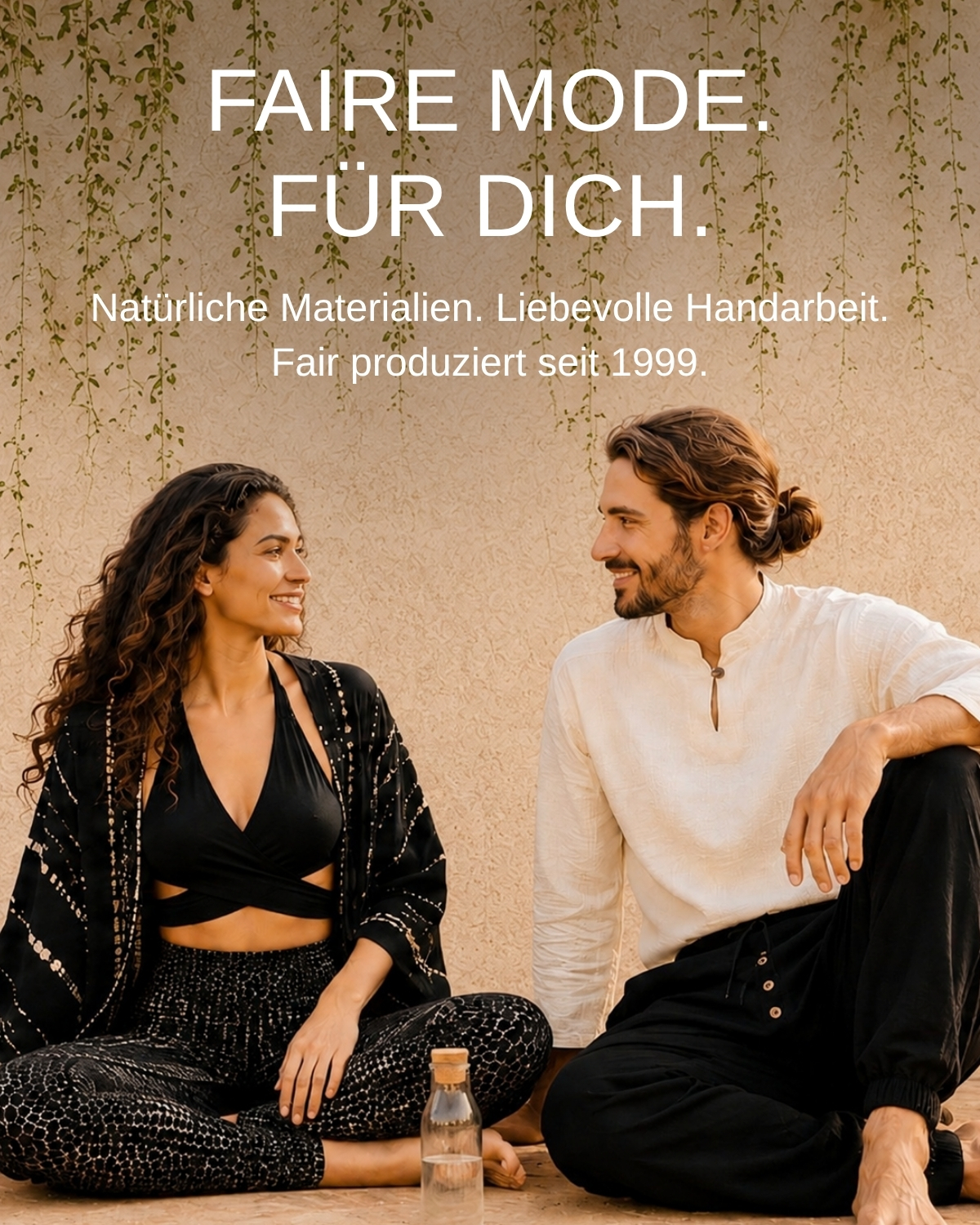 Zwei Models in fair produzierter Mode aus natürlichen Materialien, sitzend vor einer Wand mit hängenden Pflanzen